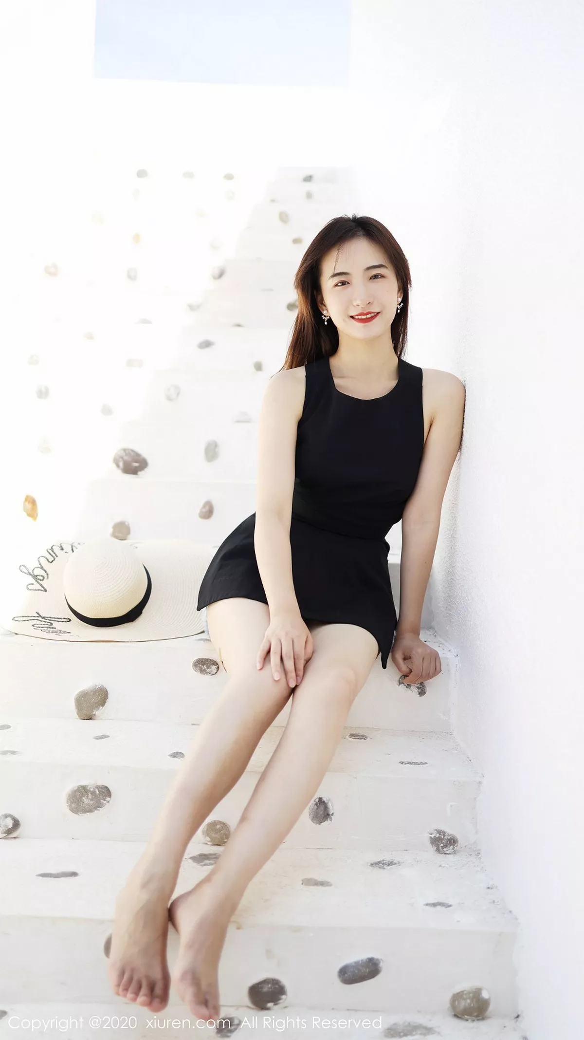 秀人集.com_[XiuRen秀人网]No.1956_嫩模艺儿拿铁户外泳池边纯白上衣配牛仔短裤清新风迷人写真42P