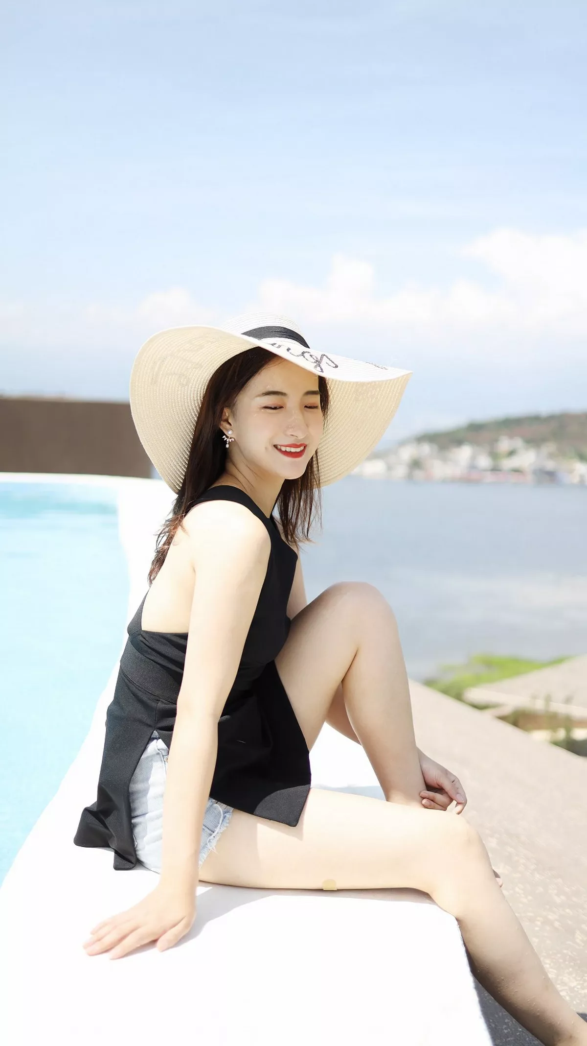 秀人集.com_[XiuRen秀人网]No.1956_嫩模艺儿拿铁户外泳池边纯白上衣配牛仔短裤清新风迷人写真42P