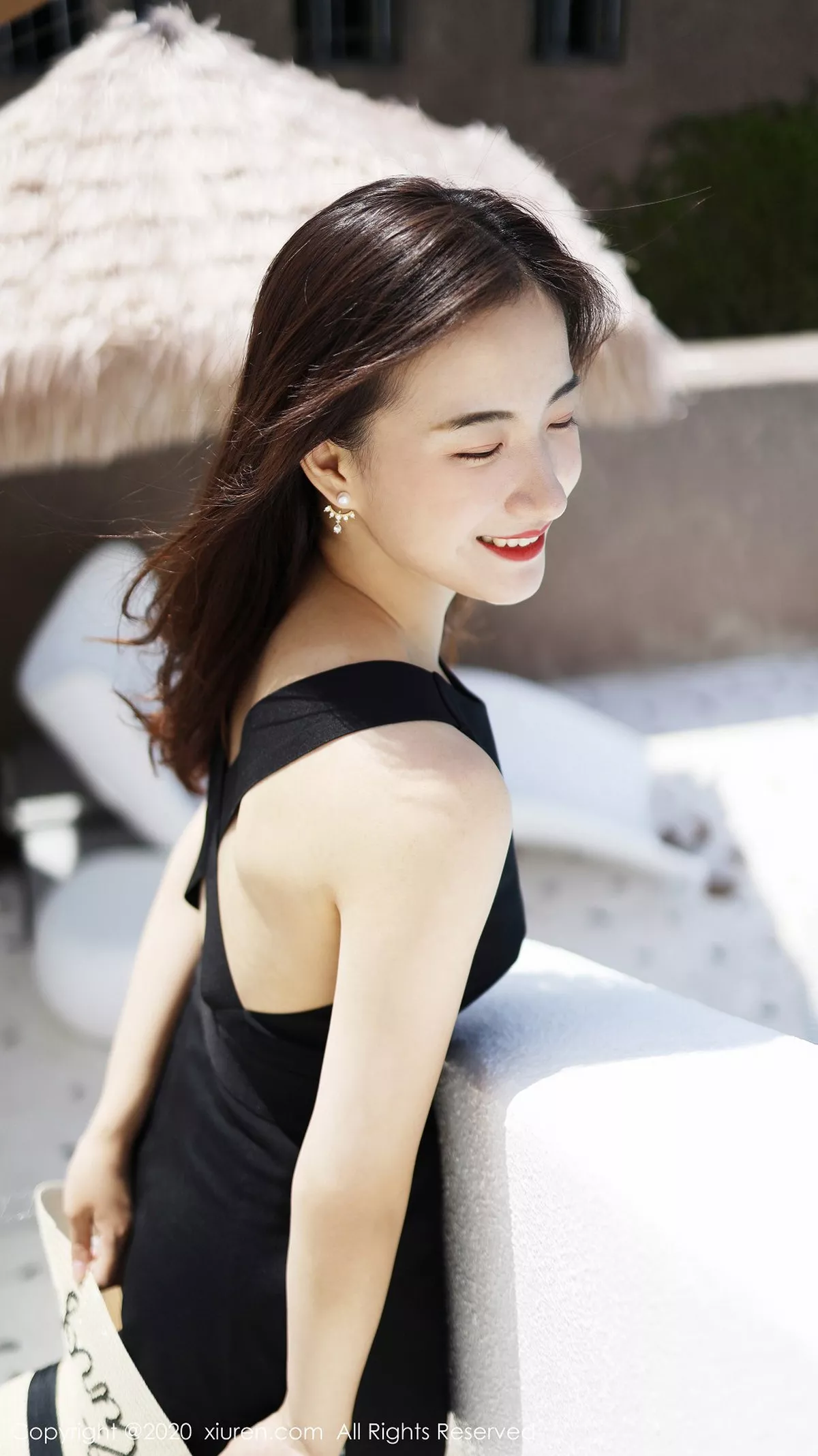 秀人集.com_[XiuRen秀人网]No.1956_嫩模艺儿拿铁户外泳池边纯白上衣配牛仔短裤清新风迷人写真42P