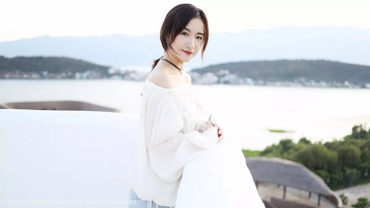 秀人集.com_[XiuRen秀人网]No.1956_嫩模艺儿拿铁户外泳池边纯白上衣配牛仔短裤清新风迷人写真42P