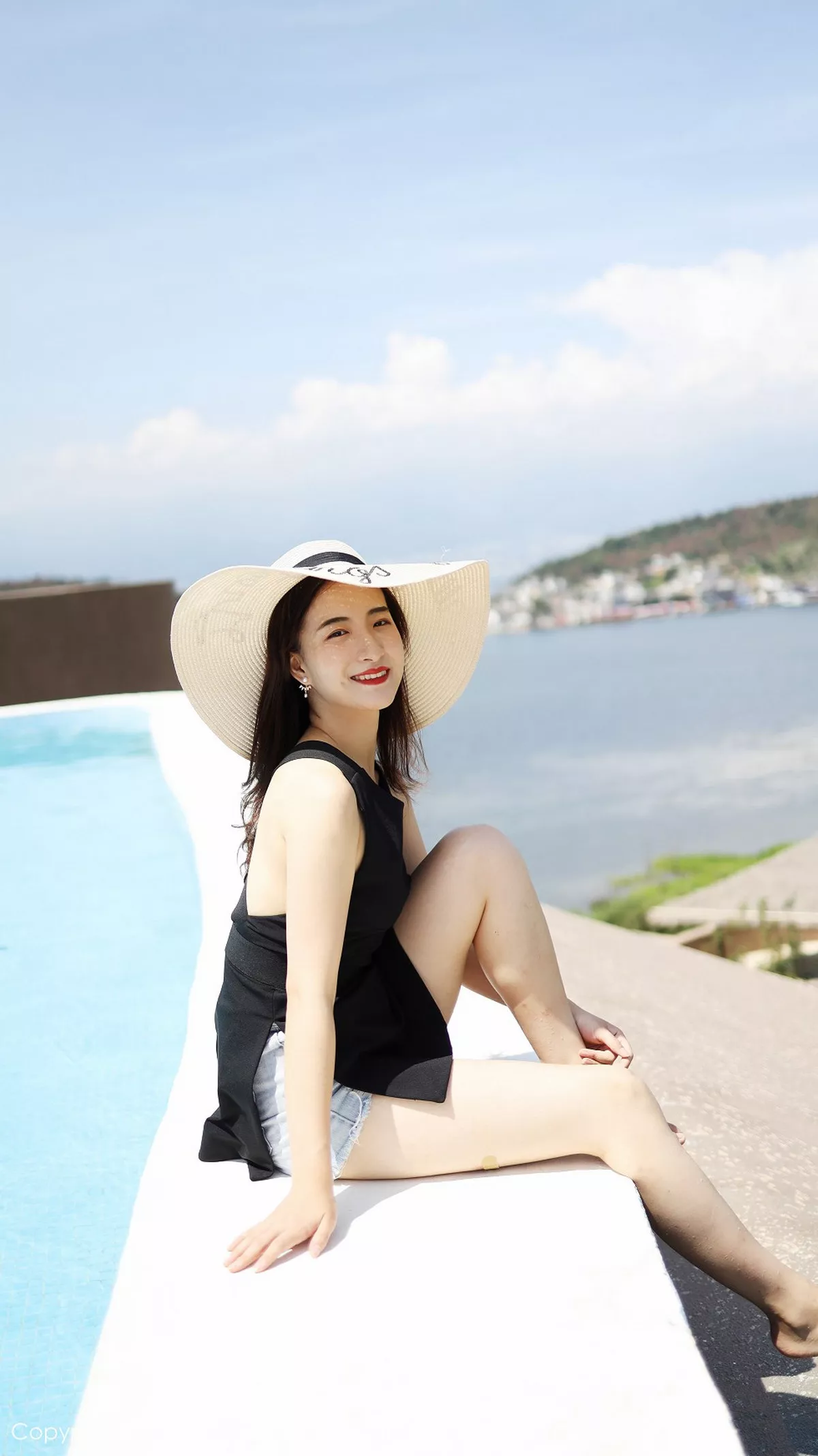 秀人集.com_[XiuRen秀人网]No.1956_嫩模艺儿拿铁户外泳池边纯白上衣配牛仔短裤清新风迷人写真42P