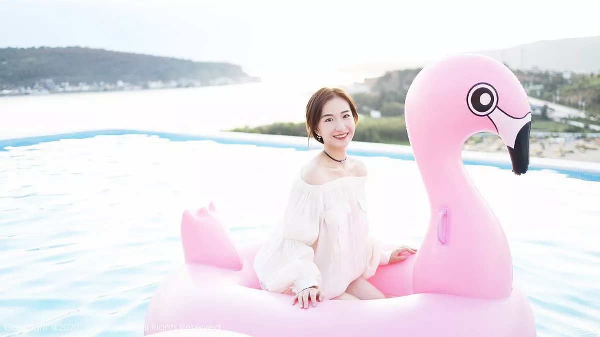 秀人集.com_[XiuRen秀人网]No.1956_嫩模艺儿拿铁户外泳池边纯白上衣配牛仔短裤清新风迷人写真42P