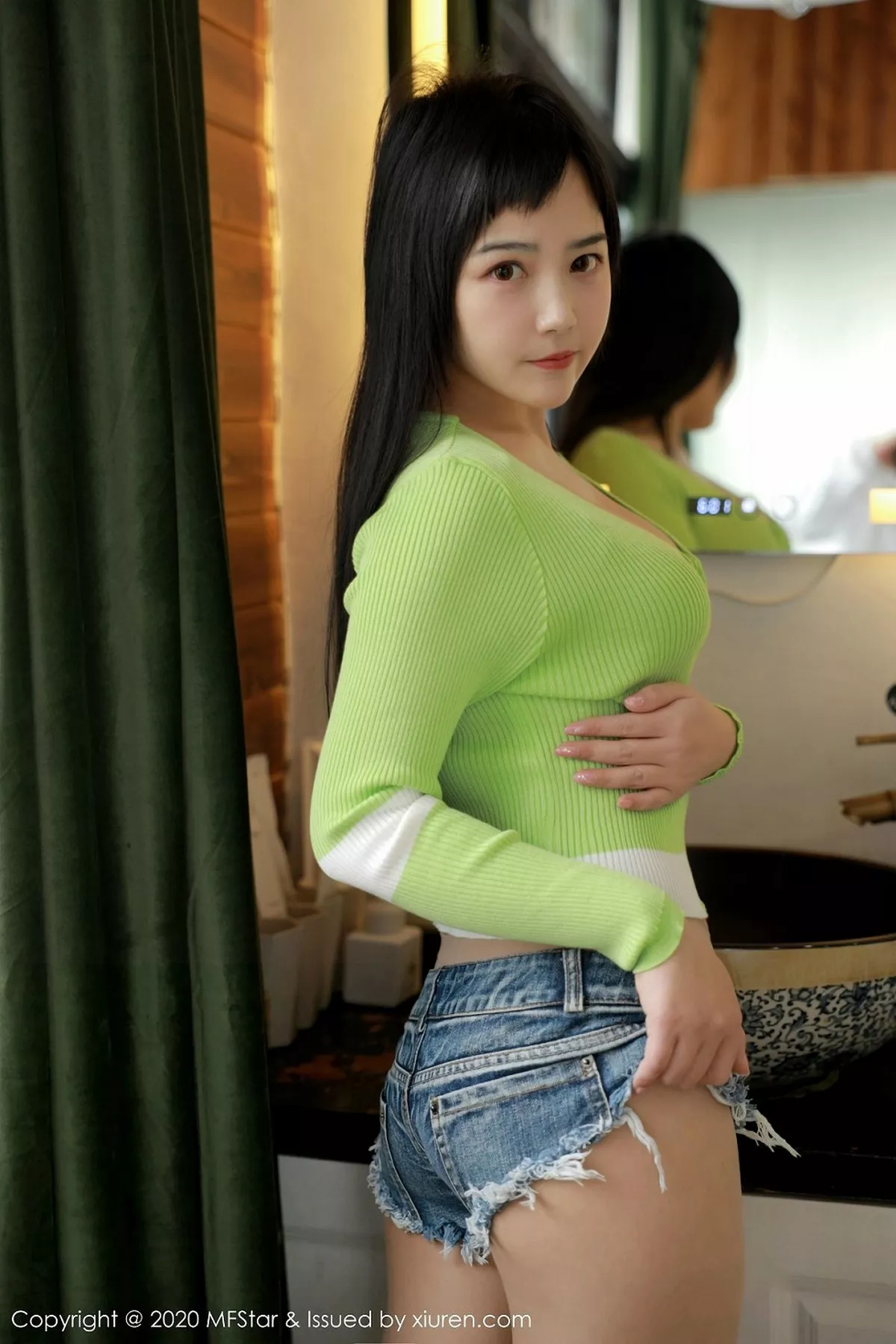 秀人集.com_[MFStar模范学院]Vol.290_嫩模徐微微mia私房脱牛仔裤露无内肉丝翘臀诱惑写真63P