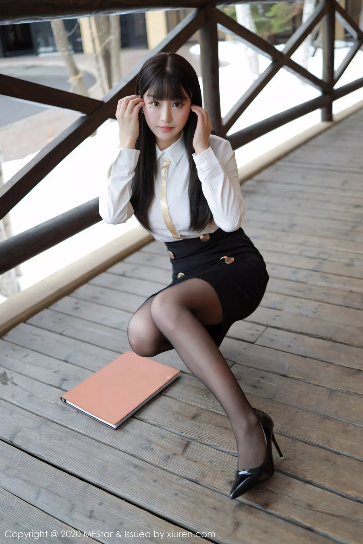 秀人集.com_[MFStar模范学院]Vol.267_嫩模朱可儿北海道旅拍酒店经理主题黑丝制服诱惑写真70P