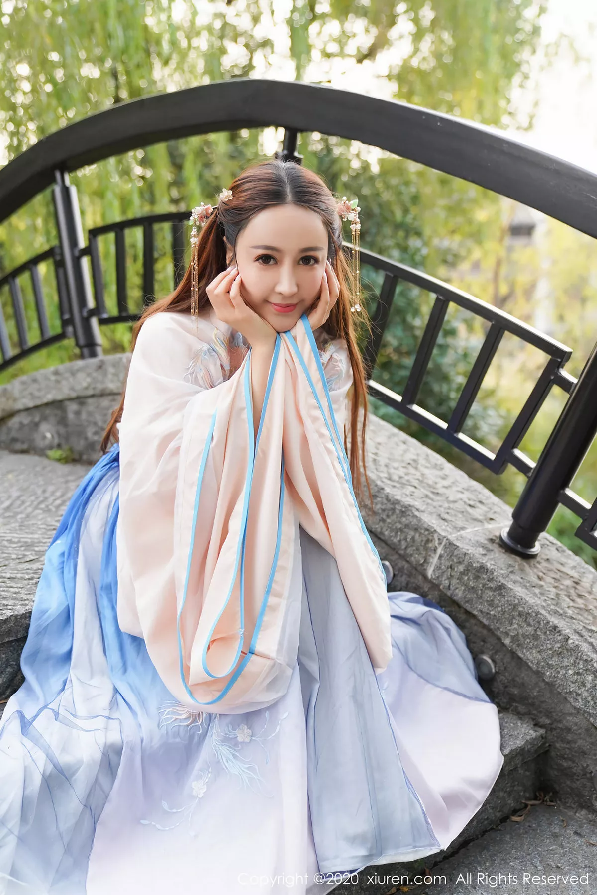 秀人集.com_[XiuRen秀人网]No.1983_嫩模周井空室外园林古装服饰半脱秀火辣身材撩人诱惑写真41P