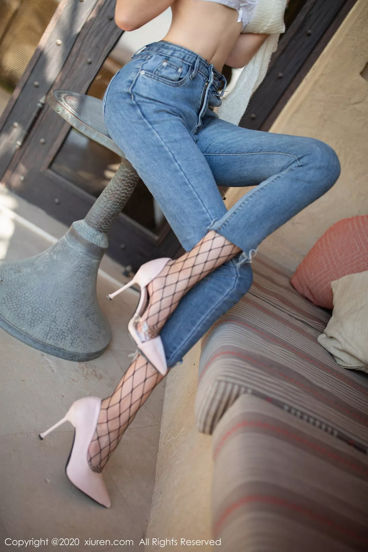 秀人集.com_[XiuRen秀人网]No.1988_嫩模陆萱萱异域沙漠脱牛仔裤露黑网袜秀完美身材魅惑写真82P