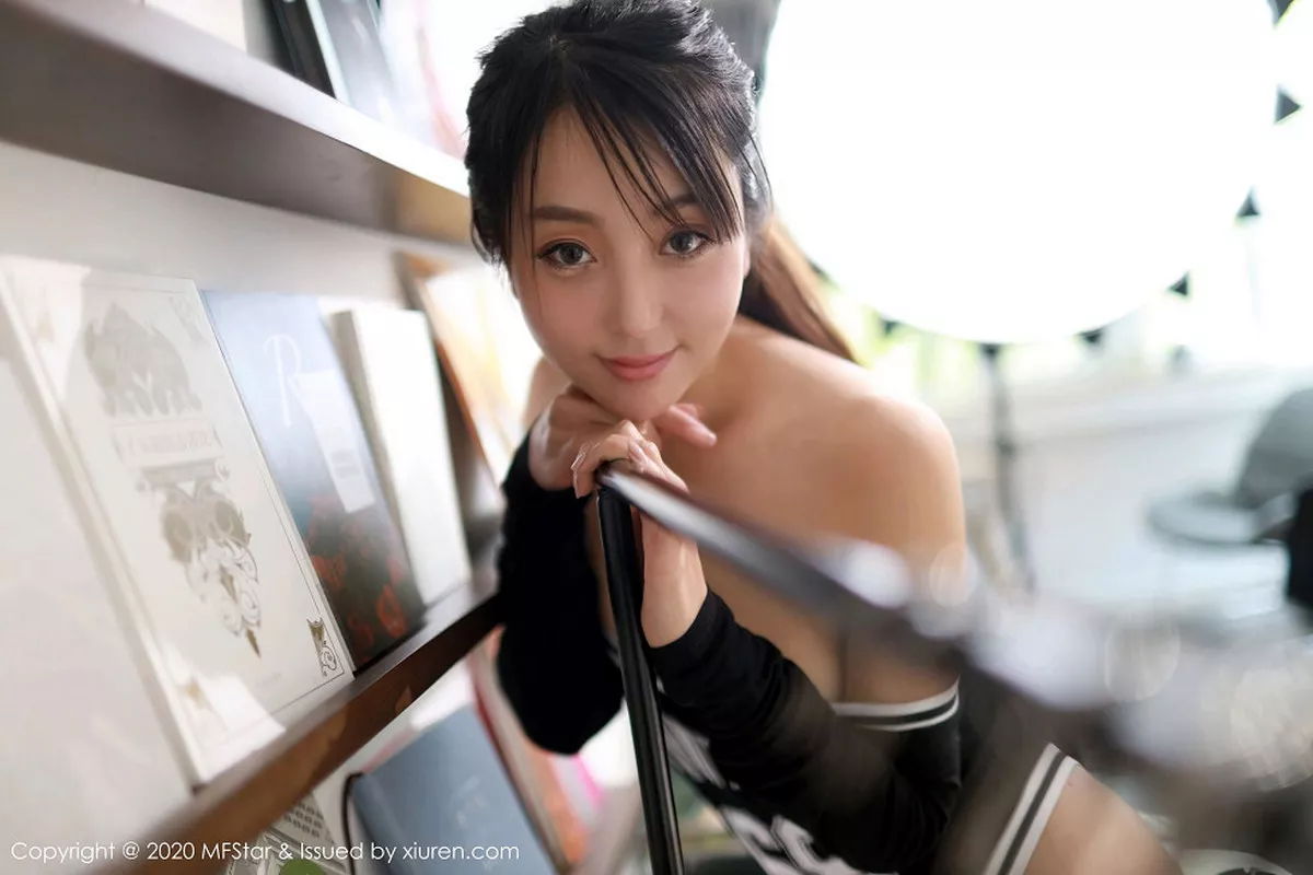 秀人集.com_[MFStar模范学院]Vol.270_新人模特郭忆然床上高叉连体衣全脱露火辣身材诱惑写真42P