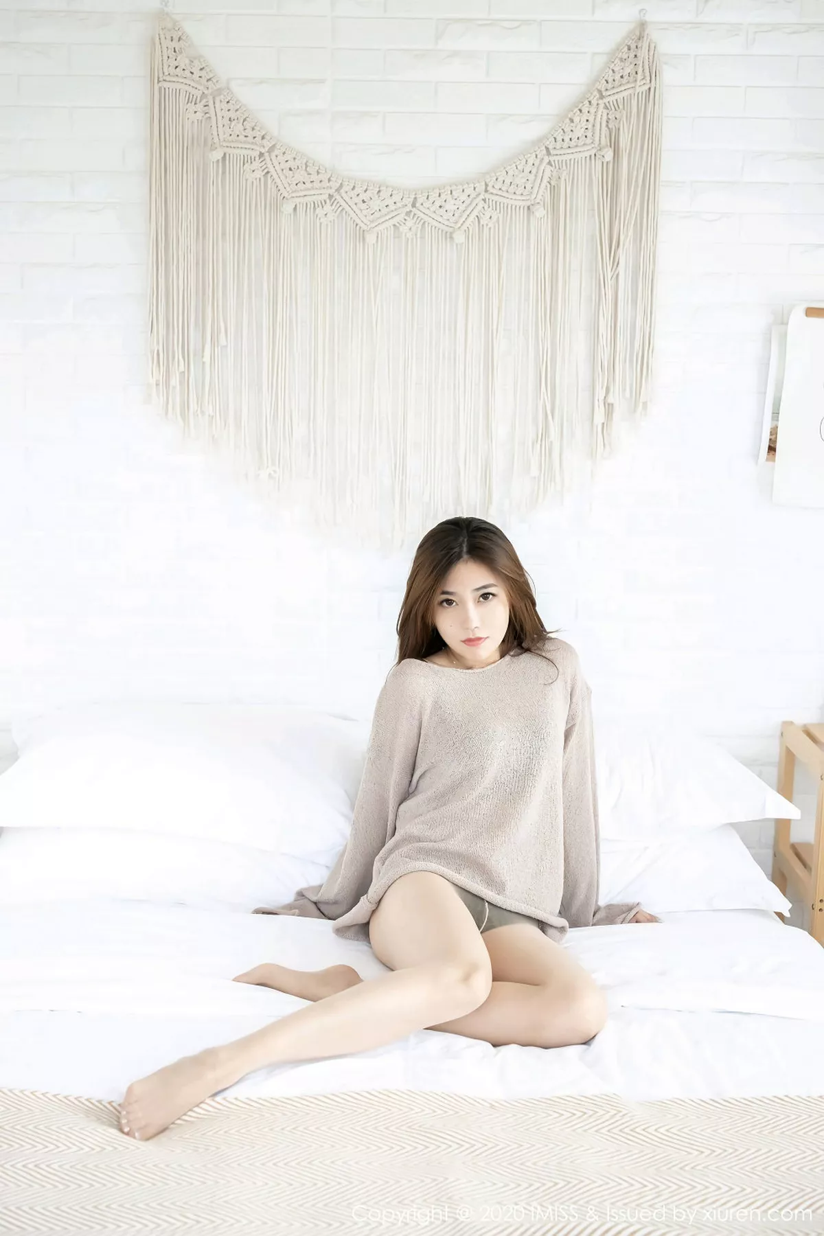 秀人集.com_[IMISS爱蜜社]Vol.440_女神许诺Sabrina针织睡衣半脱露性感内衣超薄肉丝诱惑写真64P