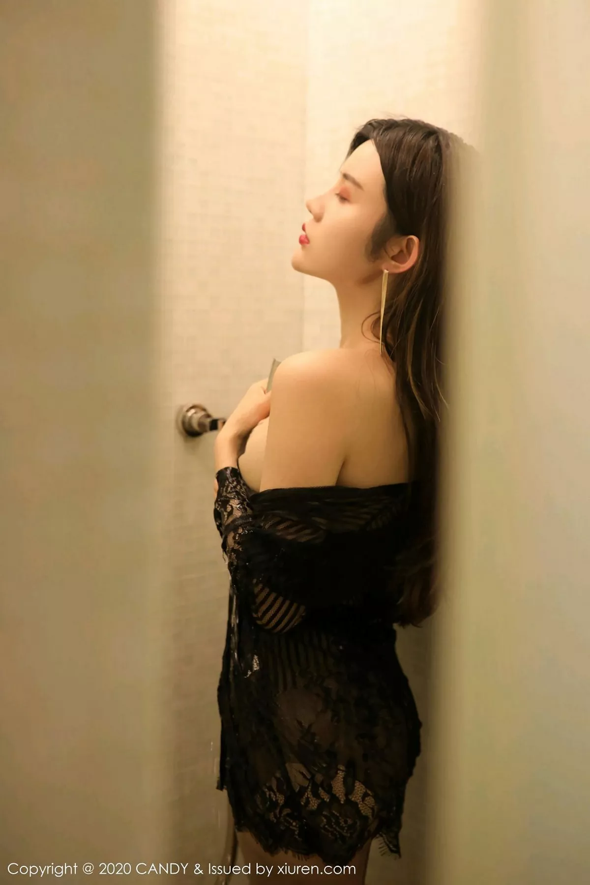 秀人集.com_[Candy网红馆]Vol.078_女神Cris_卓娅祺私房浴室里全裸上身露豪乳胶带遮点诱惑写真59P