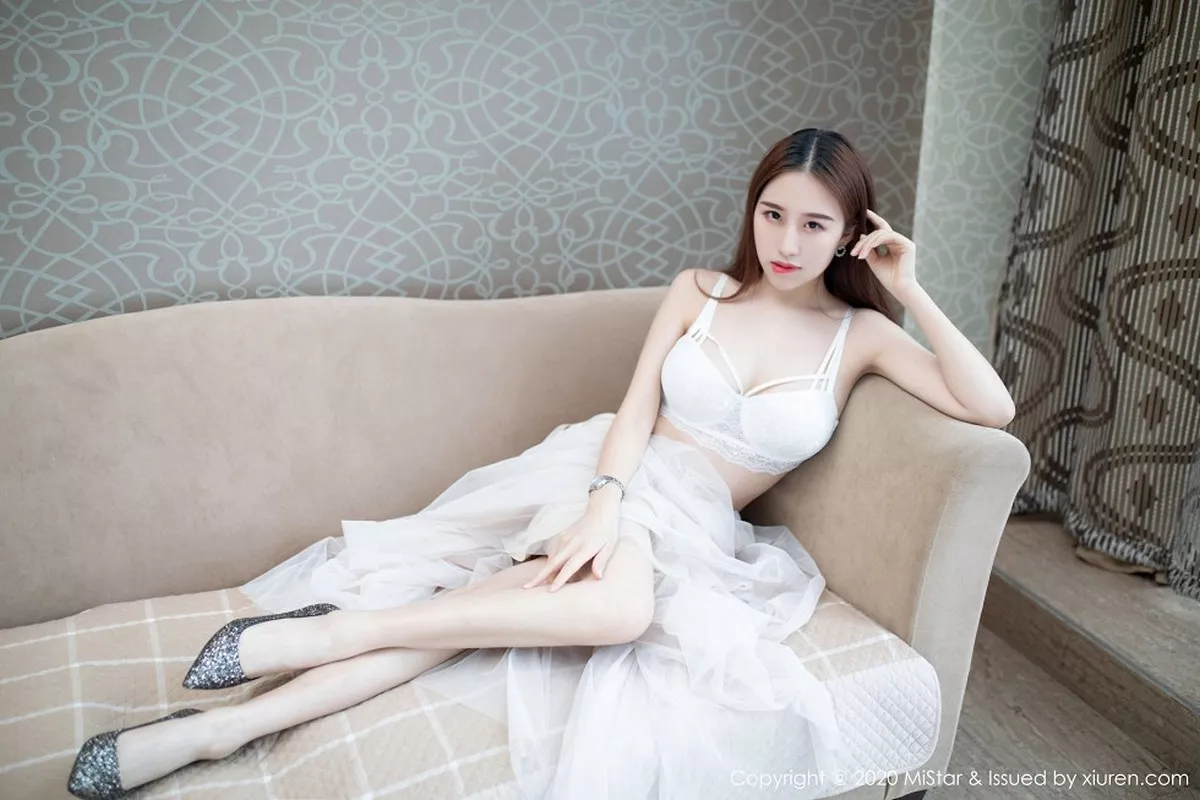 秀人集.com_[MiStar魅妍社]Vol.323_嫩模月音瞳私房白色薄纱吊裙半脱内衣露火辣身材诱惑写真40P