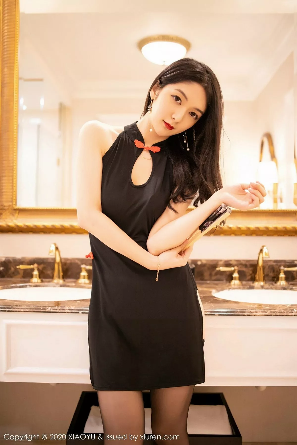 秀人集.com_[XiaoYu画语界]Vol.271_女神Angela小热巴澳门旅拍两套服饰配丝袜极致魅惑写真101P