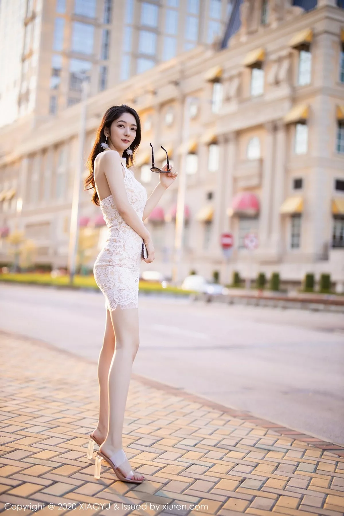 秀人集.com_[XiaoYu画语界]Vol.284_女神Angela小热巴澳门旅拍私房黑色内衣配吊带黑丝魅惑写真100P