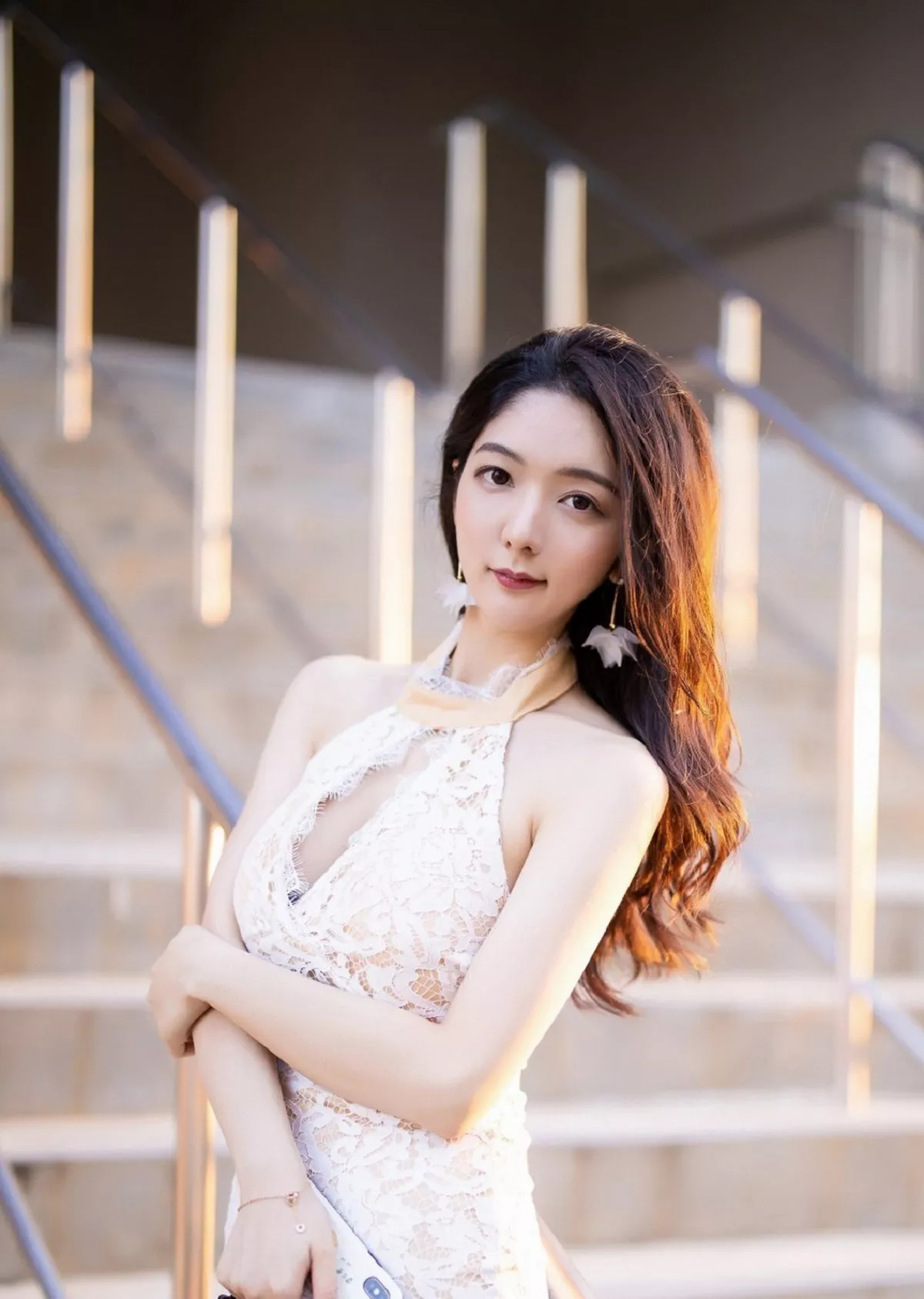 秀人集.com_[XiaoYu画语界]Vol.284_女神Angela小热巴澳门旅拍私房黑色内衣配吊带黑丝魅惑写真100P