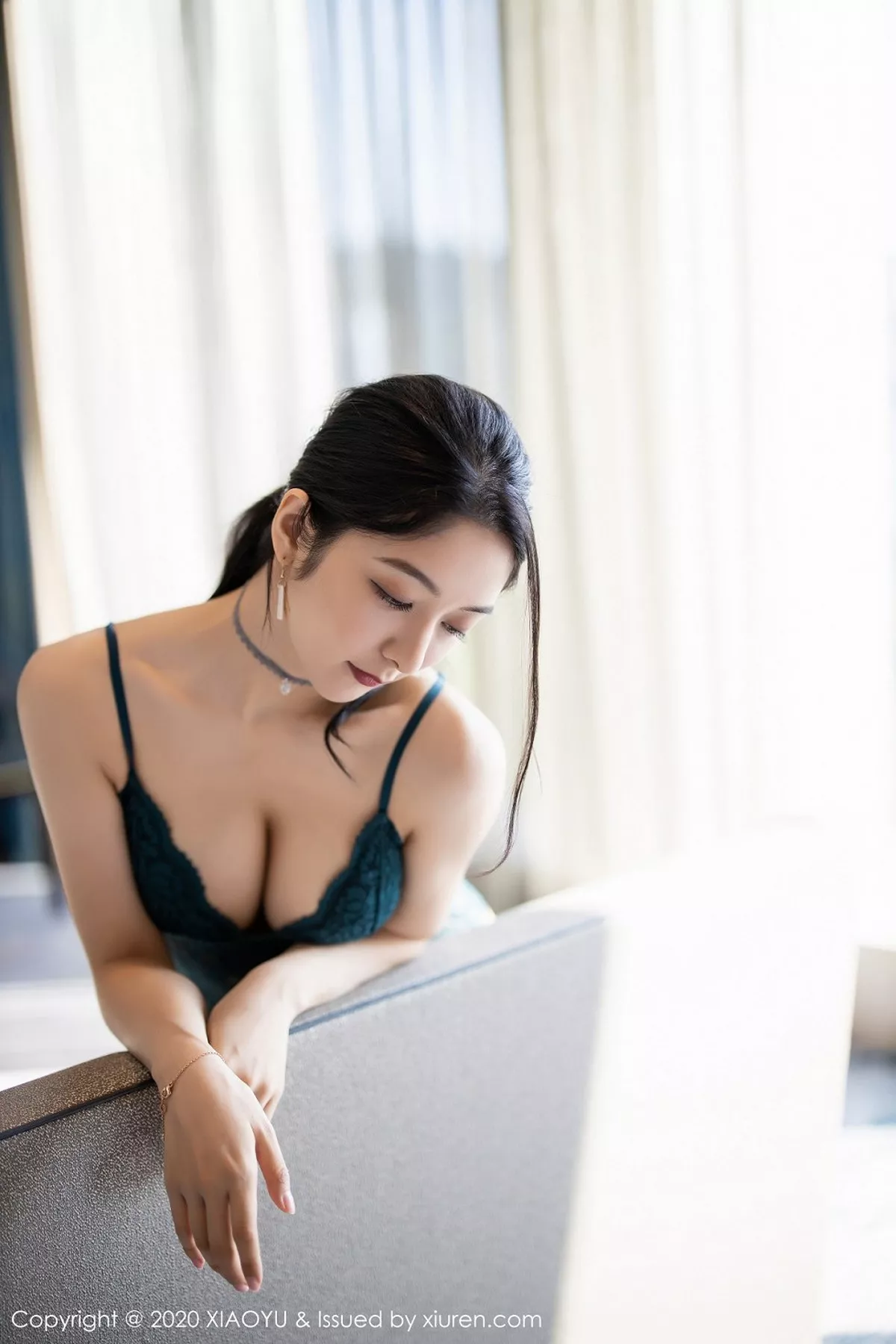 秀人集.com_[XiaoYu画语界]Vol.284_女神Angela小热巴澳门旅拍私房黑色内衣配吊带黑丝魅惑写真100P