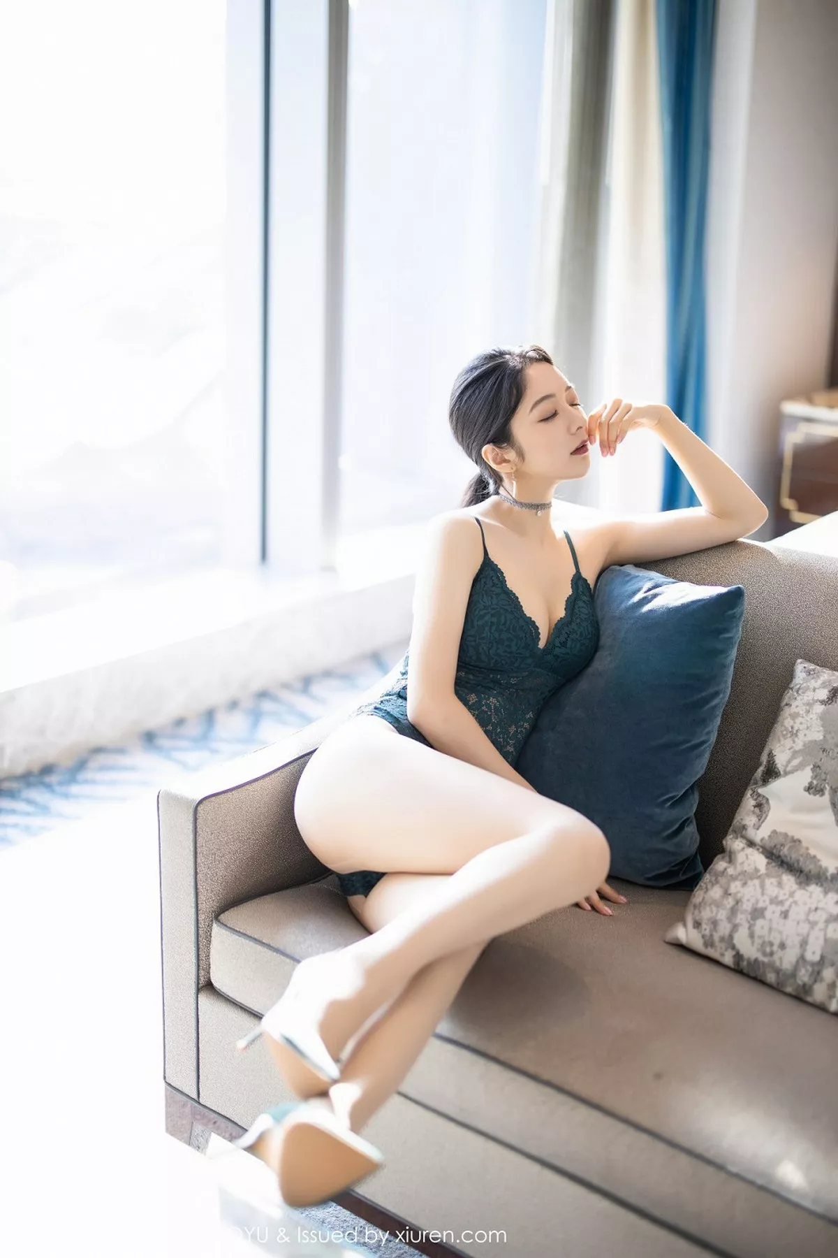 秀人集.com_[XiaoYu画语界]Vol.284_女神Angela小热巴澳门旅拍私房黑色内衣配吊带黑丝魅惑写真100P