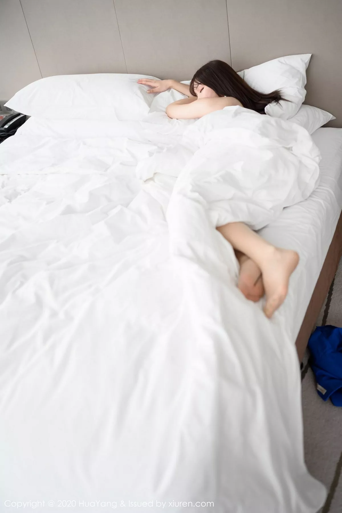 秀人集.com_[HuaYang花漾]Vol.229_女神周于希《桌底下的秘密》主题无内肉丝完美诱惑写真119P