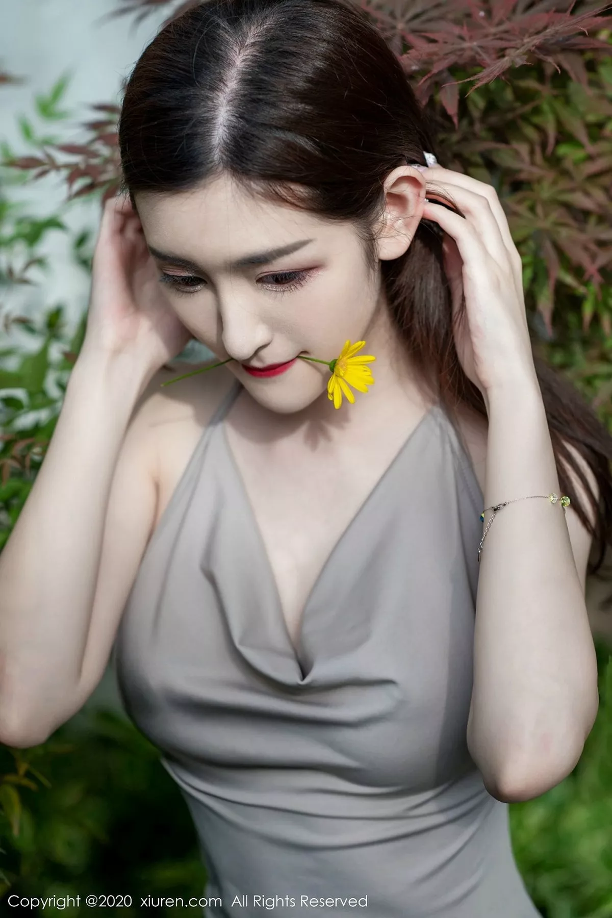 秀人集.com_[XiuRen秀人网]No.2089_女神沈梦瑶户外露背短裙配无内开档肉丝裤袜撩人诱惑写真40P