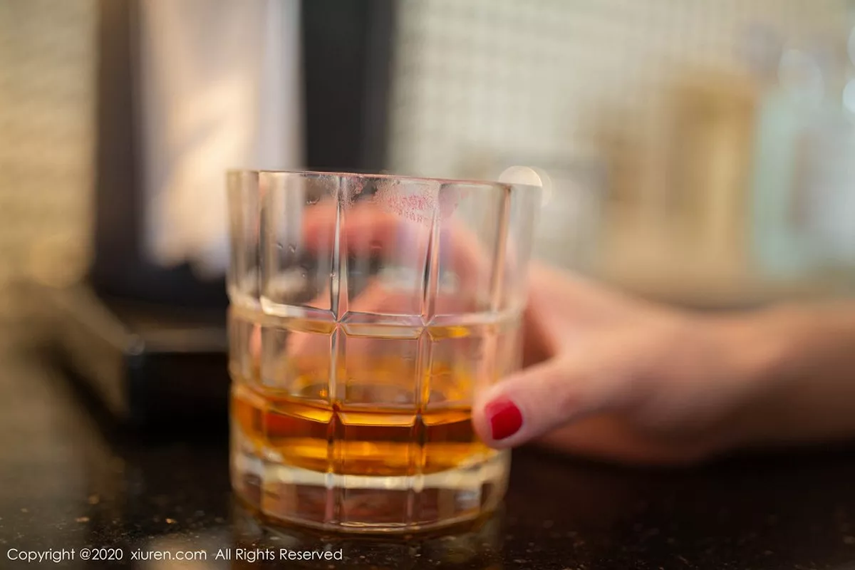 秀人集.com_[XiuRen秀人网]No.2103_嫩模梦心月美国旅拍私房黑丝内衣半脱秀丰乳肥臀诱惑写真66P