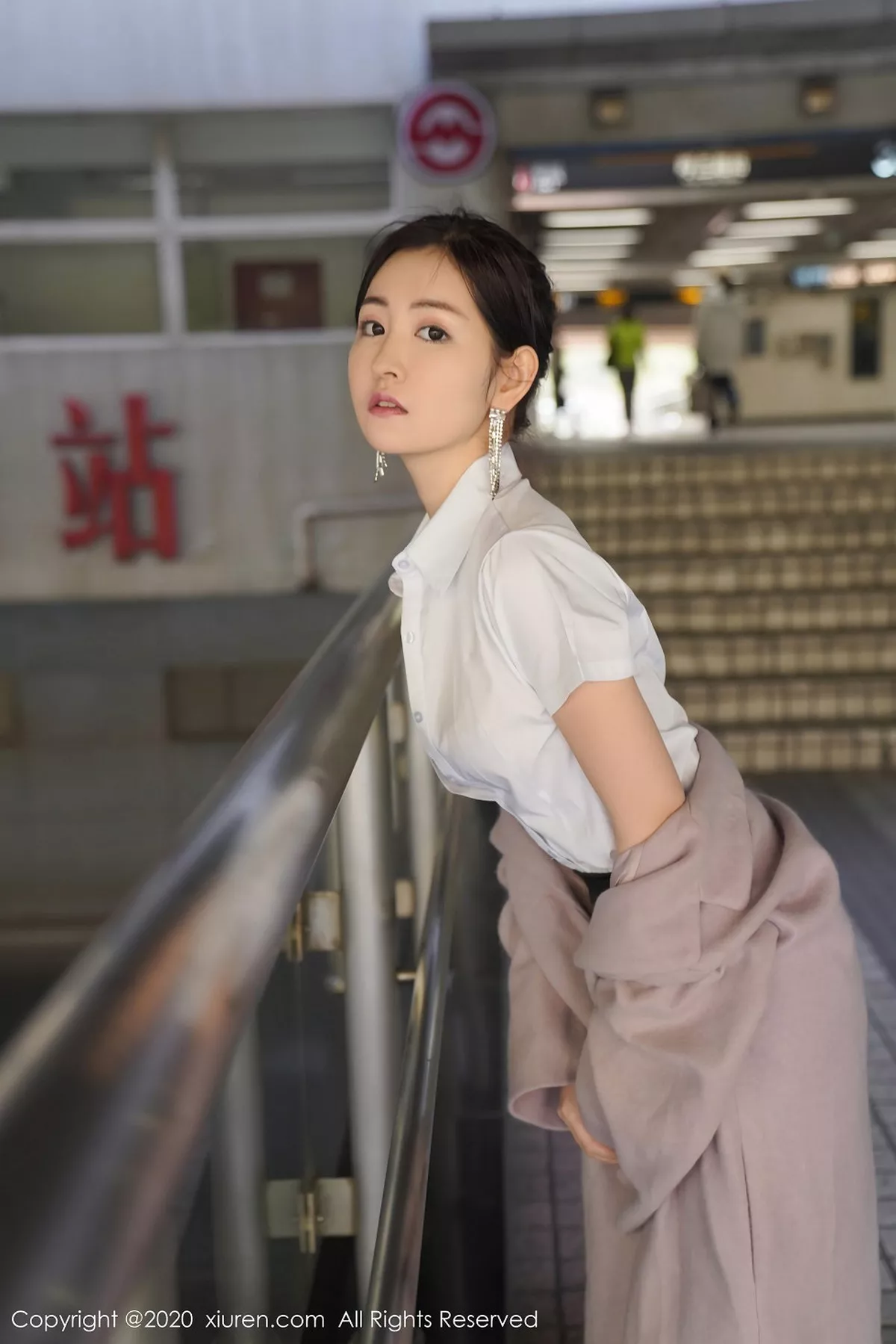 秀人集.com_[XiuRen秀人网]No.2202_嫩模沈梦瑶地铁场景主题性感秘书制服黑短裙下黑丝美腿诱惑写真140P