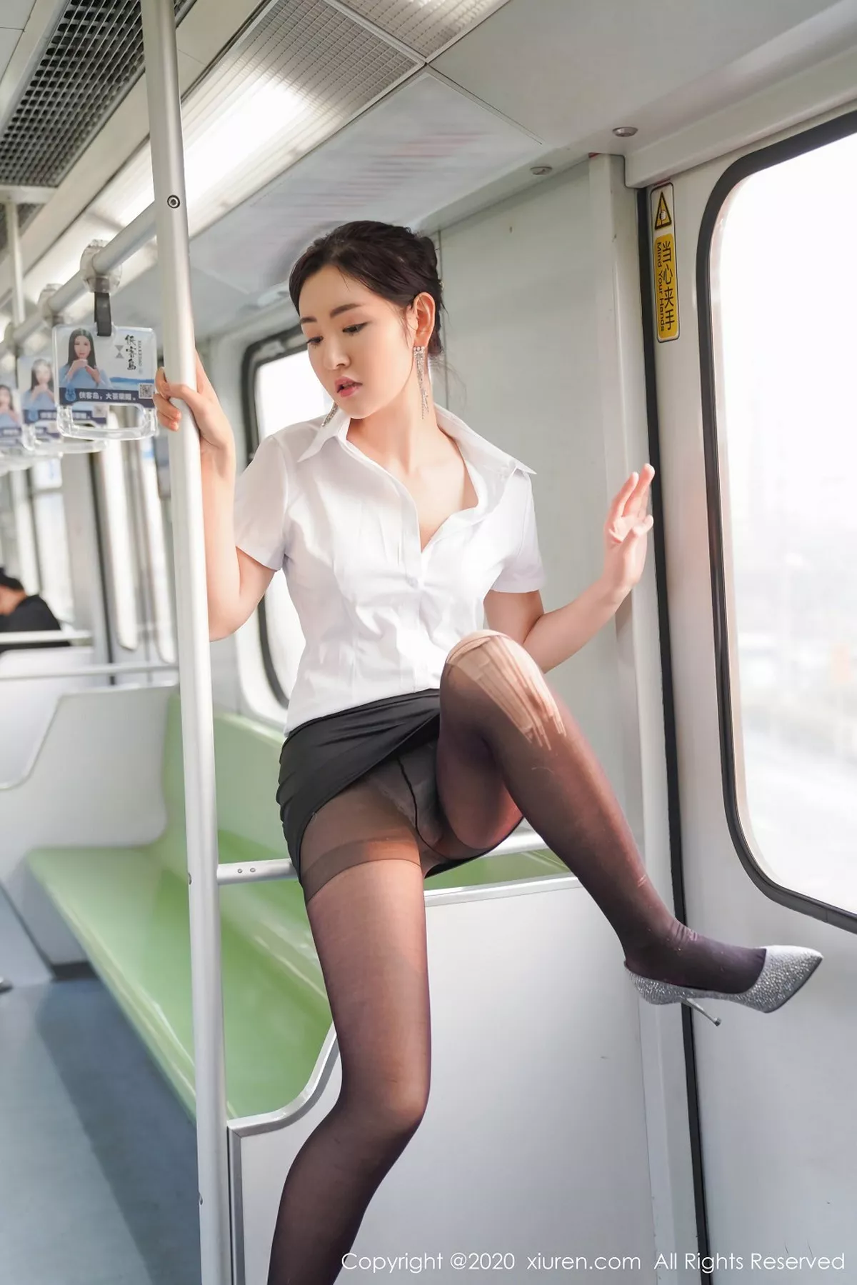 秀人集.com_[XiuRen秀人网]No.2202_嫩模沈梦瑶地铁场景主题性感秘书制服黑短裙下黑丝美腿诱惑写真140P