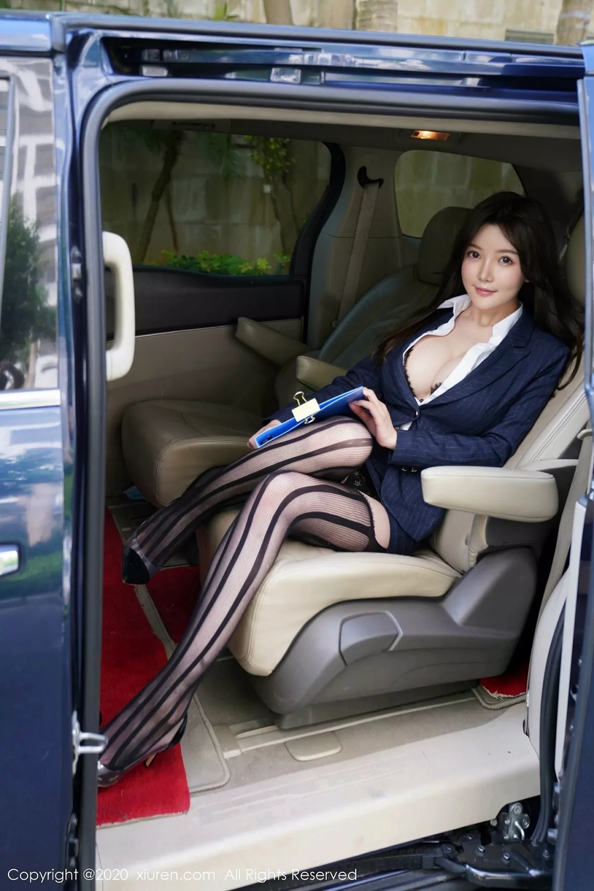 秀人集.com_[XiuRen秀人网]No.2209_嫩模糯美子Mini三亚旅拍性感秘书车拍主题傲人豪乳诱惑写真108P