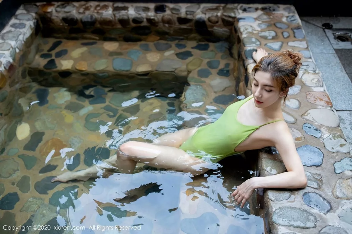 秀人集.com_[XiuRen秀人网]No.2207_嫩模林文文yooki室外温泉里性感连体比基尼秀完美身材写真56P