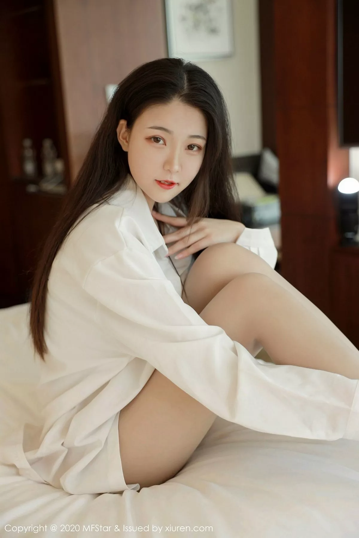 秀人集.com_[MFStar模范学院]Vol.321_嫩模Laura张小妮私房白衬衣配无内肉丝裤袜秀翘臀诱惑写真58P
