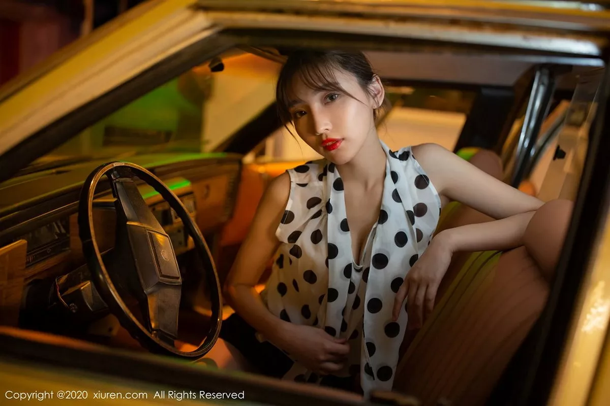 秀人集.com_[XiuRen秀人网]No.2222_嫩模陆萱萱出租车司机主题车内半脱露曼妙身材撩人诱惑写真76P