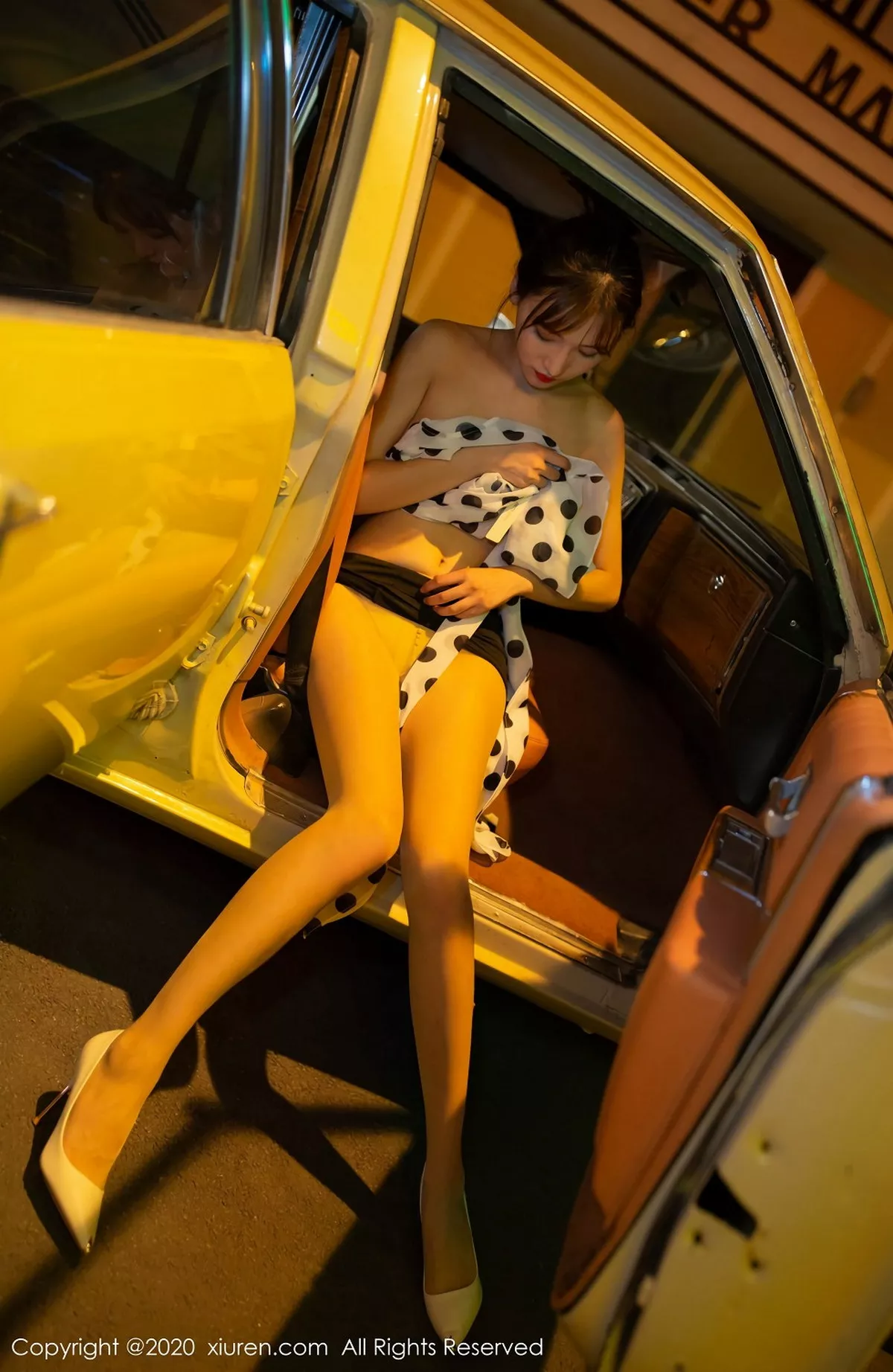 秀人集.com_[XiuRen秀人网]No.2222_嫩模陆萱萱出租车司机主题车内半脱露曼妙身材撩人诱惑写真76P