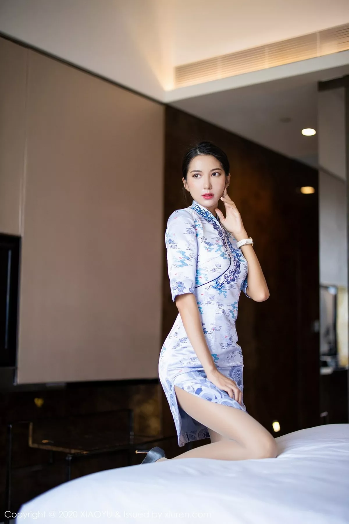 秀人集.com_[XiaoYu画语界]Vol.304_嫩模Carry青花瓷古韵旗袍半脱露性感内衣秀美腿迷人写真71P