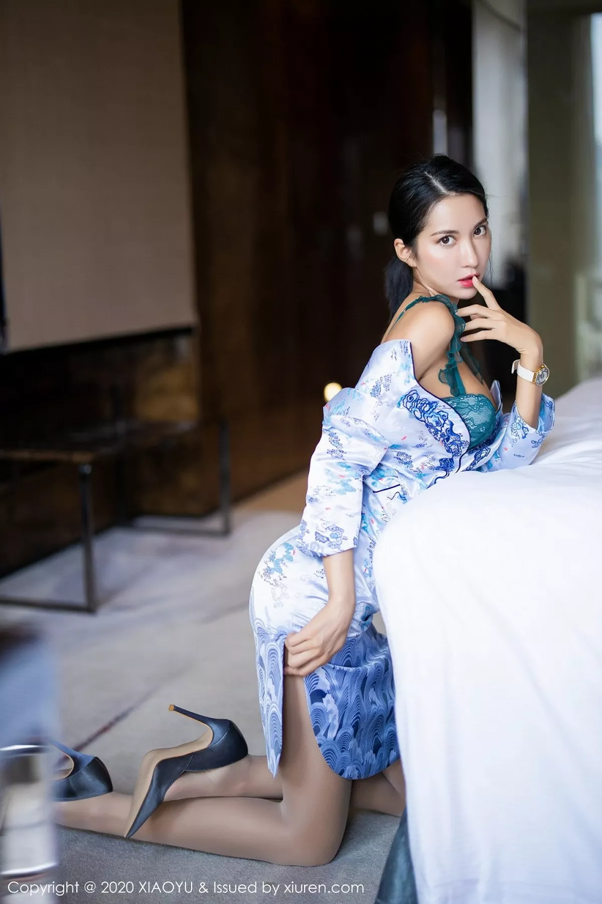 秀人集.com_[XiaoYu画语界]Vol.304_嫩模Carry青花瓷古韵旗袍半脱露性感内衣秀美腿迷人写真71P