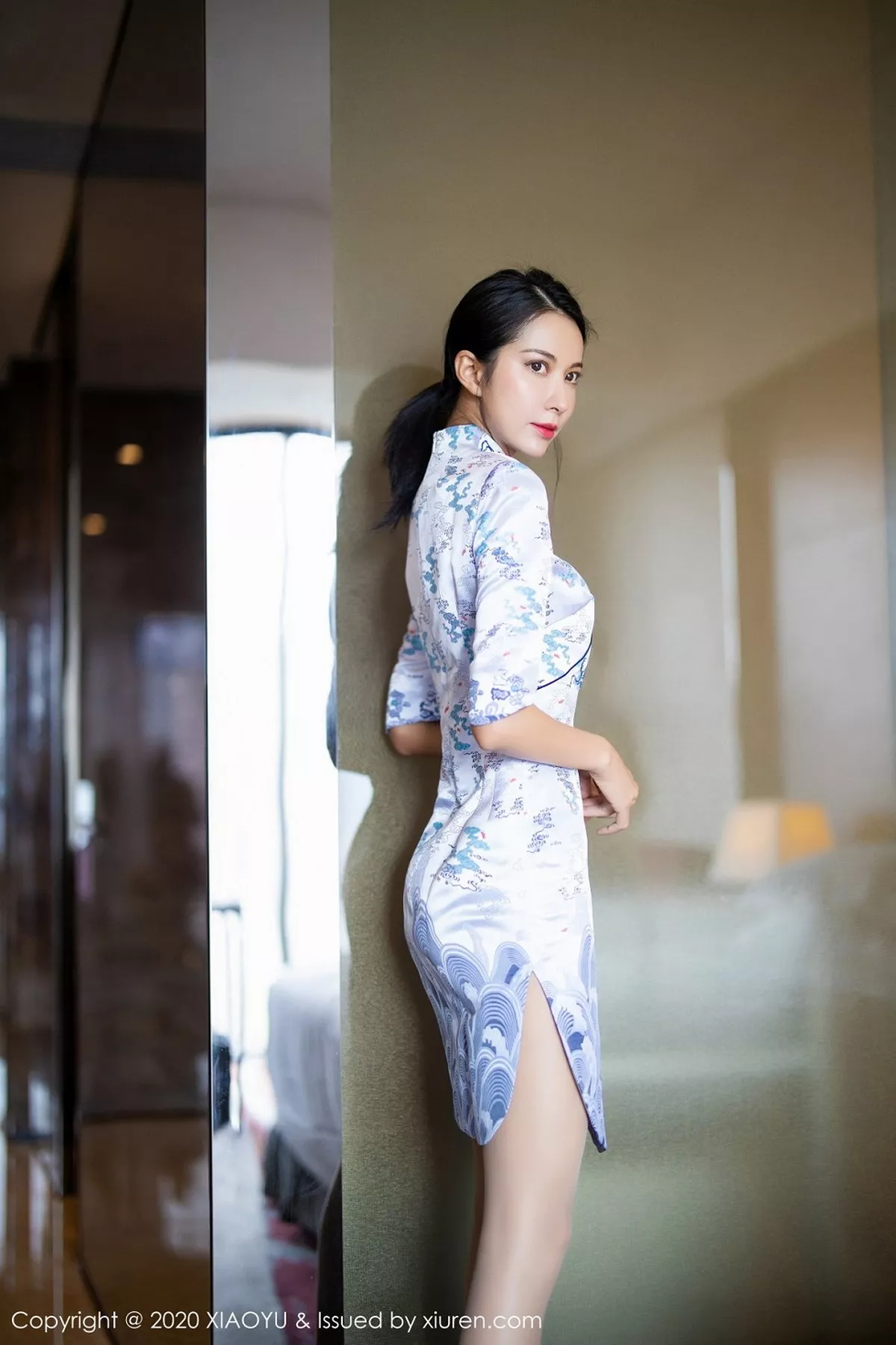 秀人集.com_[XiaoYu画语界]Vol.304_嫩模Carry青花瓷古韵旗袍半脱露性感内衣秀美腿迷人写真71P