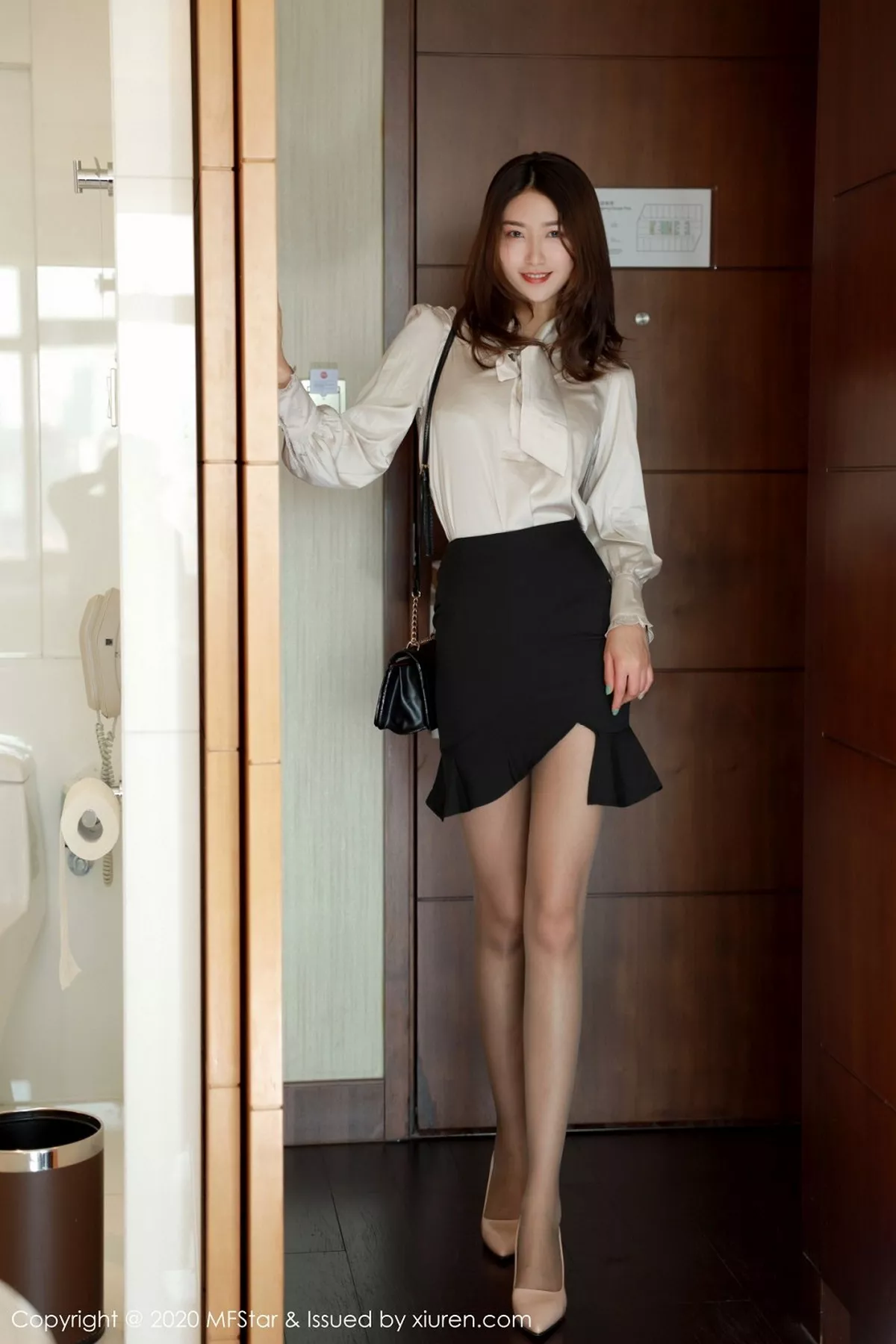 秀人集.com_[MFStar模范学院]Vol.328_嫩模方子萱典雅服饰半脱露性感内衣秀完美身材诱惑写真57P