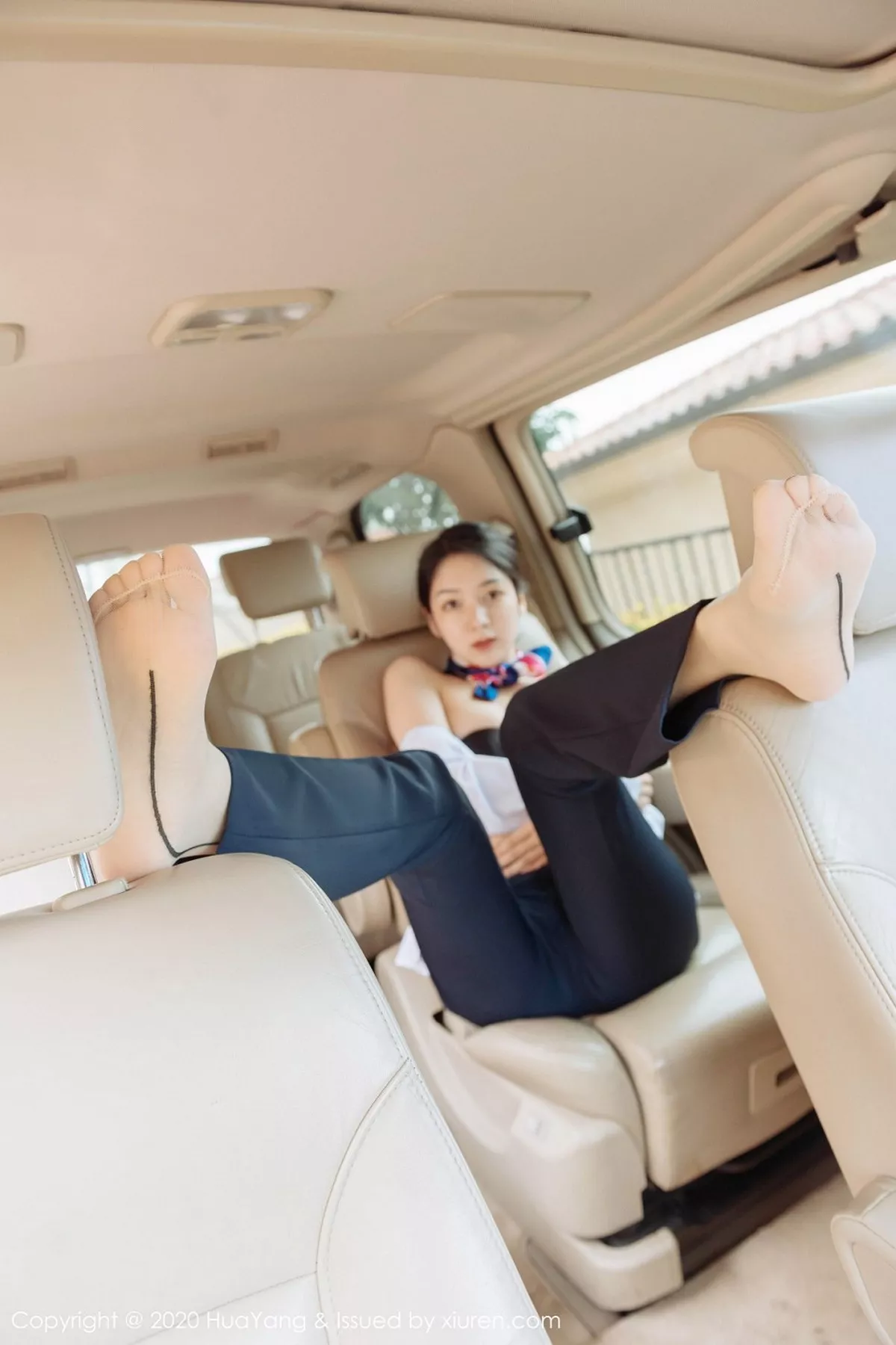 秀人集.com_[HuaYang花漾]Vol.248_女神Angela小热巴云南旅拍职业装车拍开档肉丝裤袜诱惑写真53P