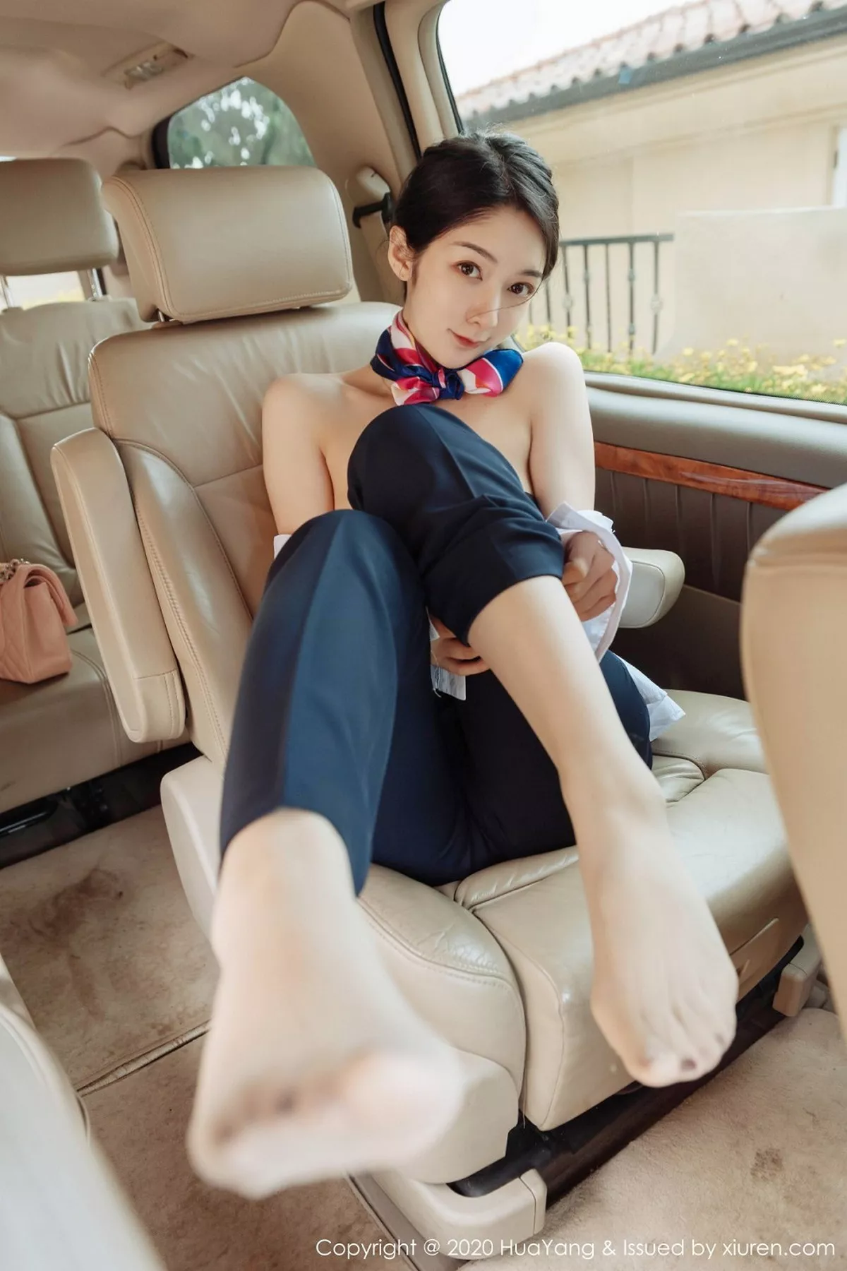 秀人集.com_[HuaYang花漾]Vol.248_女神Angela小热巴云南旅拍职业装车拍开档肉丝裤袜诱惑写真53P