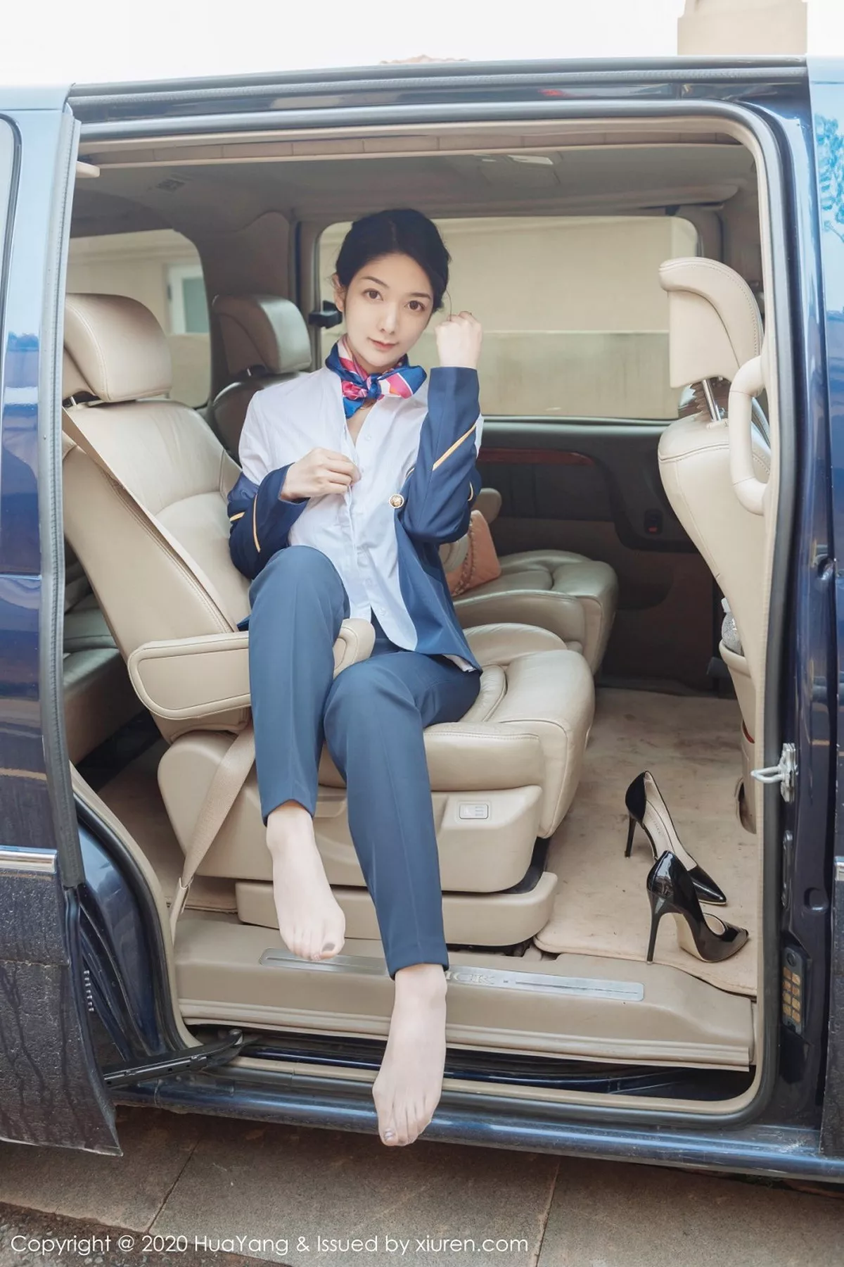 秀人集.com_[HuaYang花漾]Vol.248_女神Angela小热巴云南旅拍职业装车拍开档肉丝裤袜诱惑写真53P