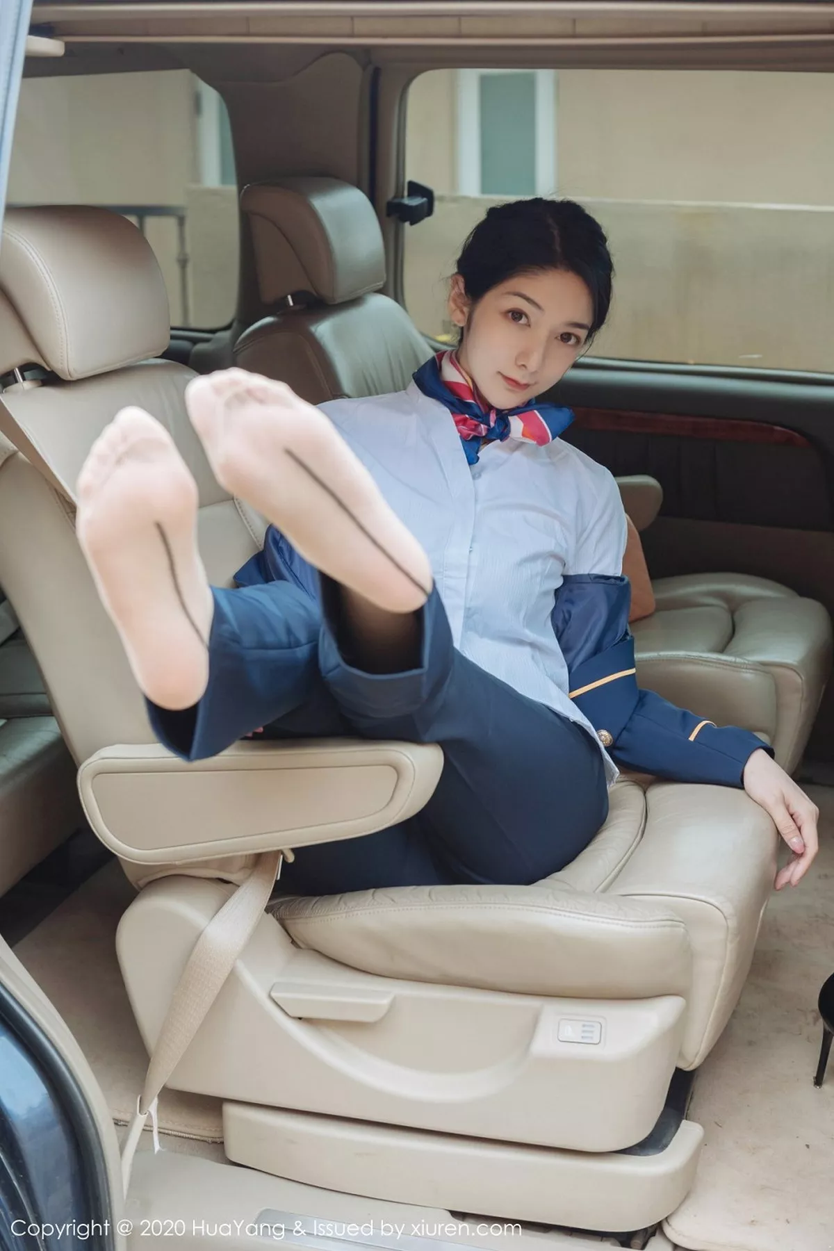 秀人集.com_[HuaYang花漾]Vol.248_女神Angela小热巴云南旅拍职业装车拍开档肉丝裤袜诱惑写真53P