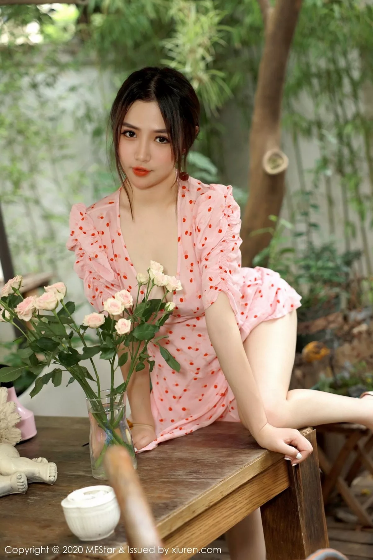 秀人集.com_[MFStar模范学院]Vol.338_嫩模蛋糕Cake大理旅拍小碎花裙半脱露性感内衣诱惑写真45P