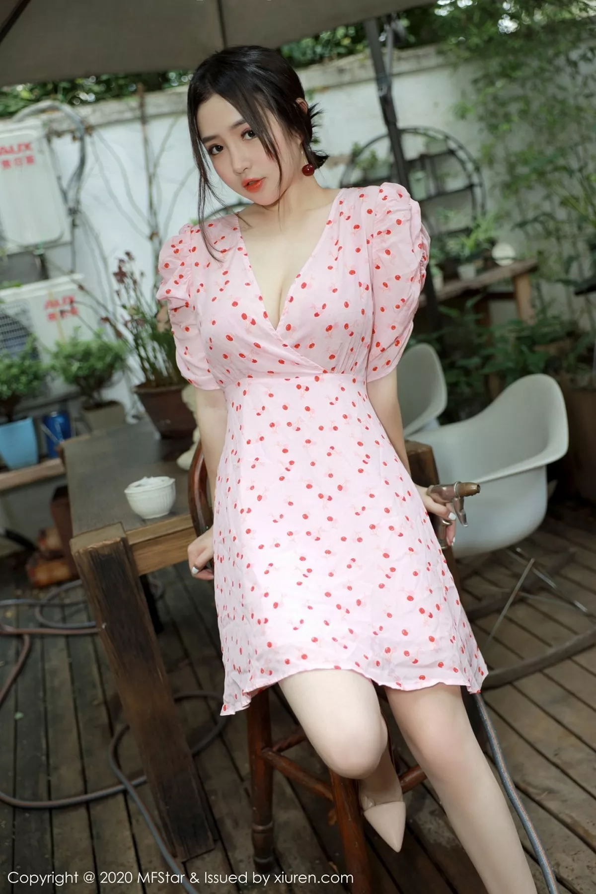 秀人集.com_[MFStar模范学院]Vol.338_嫩模蛋糕Cake大理旅拍小碎花裙半脱露性感内衣诱惑写真45P