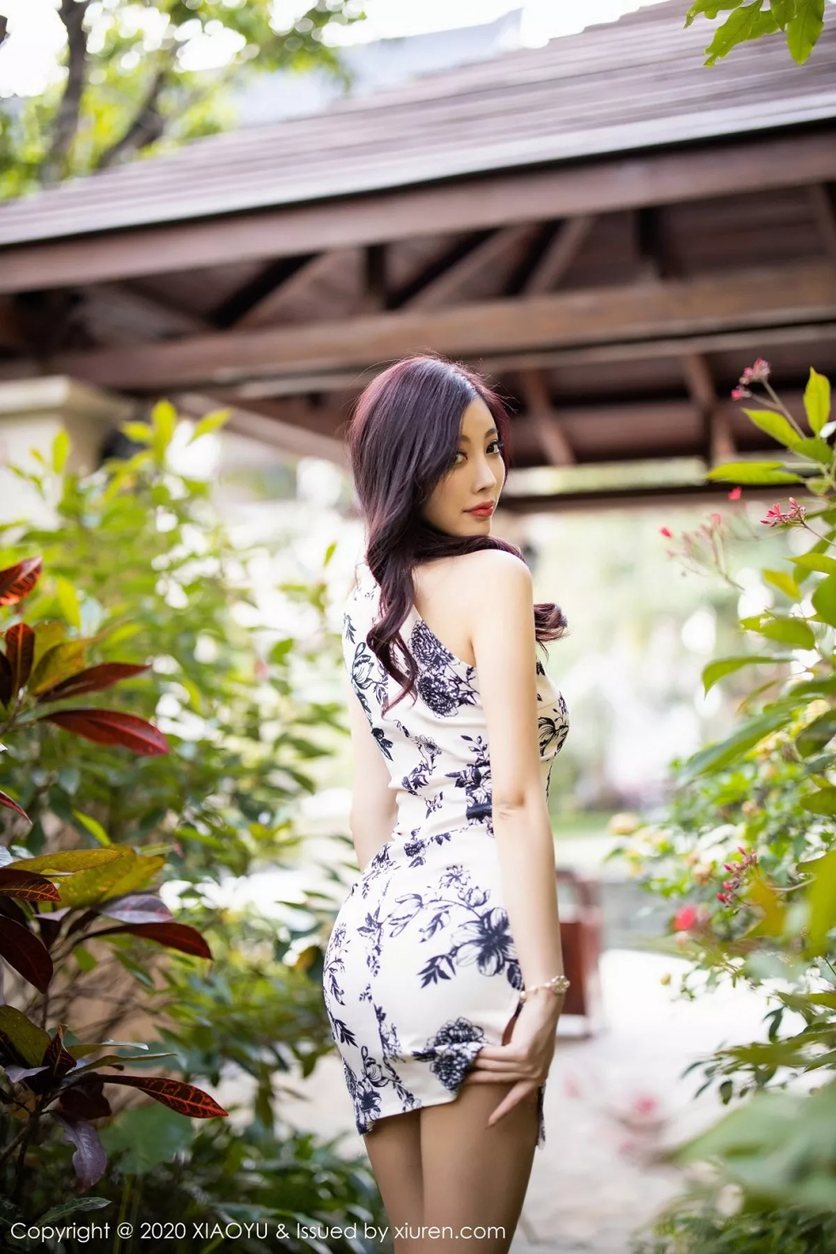 秀人集.com_[XiaoYu画语界]Vol.318_女神杨晨晨sugar素雅旗袍装配肉丝裤袜秀迷人身材性感写真98P