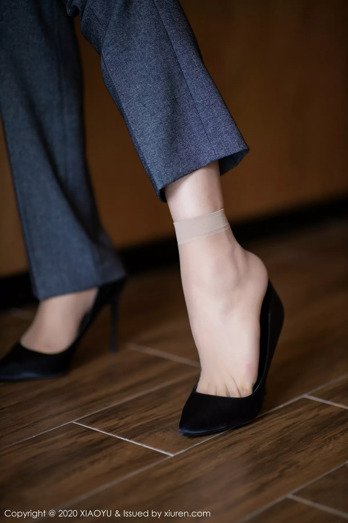 秀人集.com_[XiaoYu画语界]Vol.319_女神芝芝Booty阳朔旅拍职场制服主题露吊带黑丝袜撩人诱惑写真96P