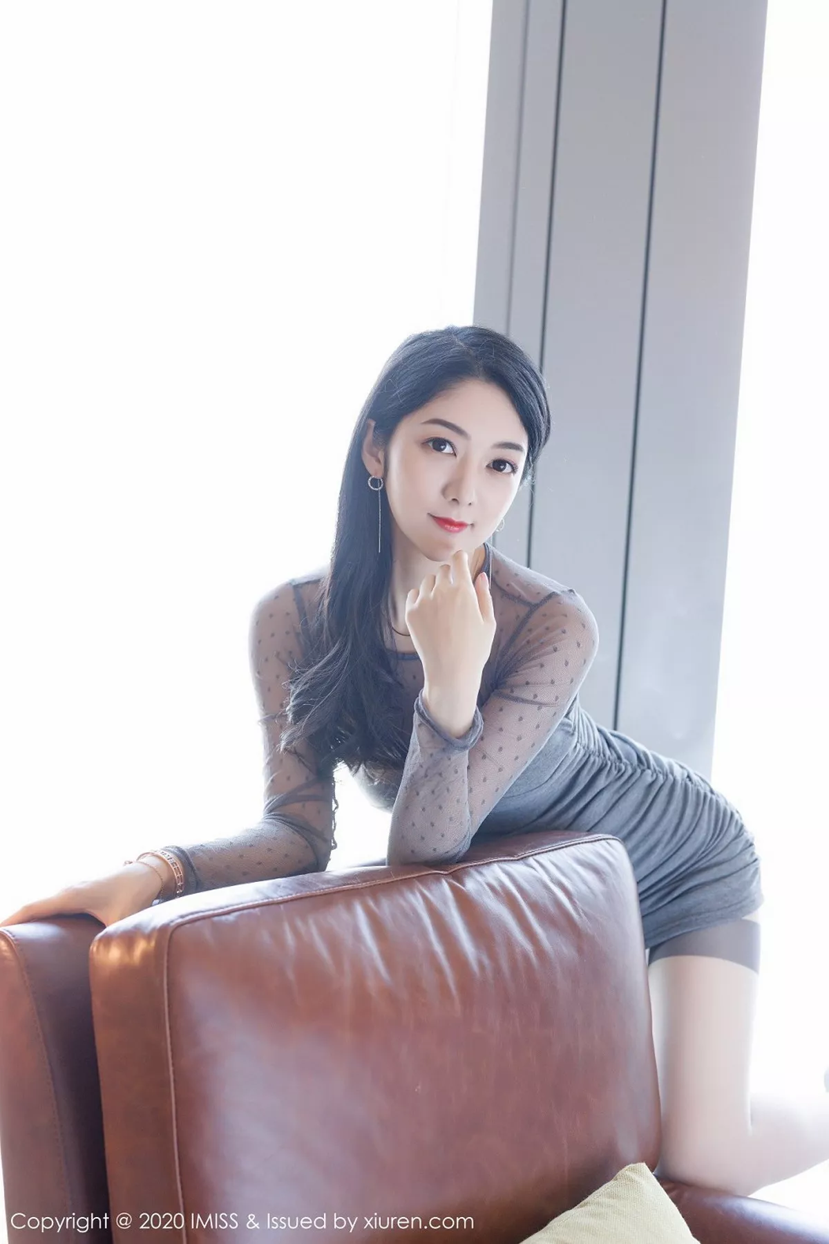 秀人集.com_[IMISS爱蜜社]Vol.479_女神Angela小热巴灰色风格服饰+性感红色内衣秀完美身材写真64P