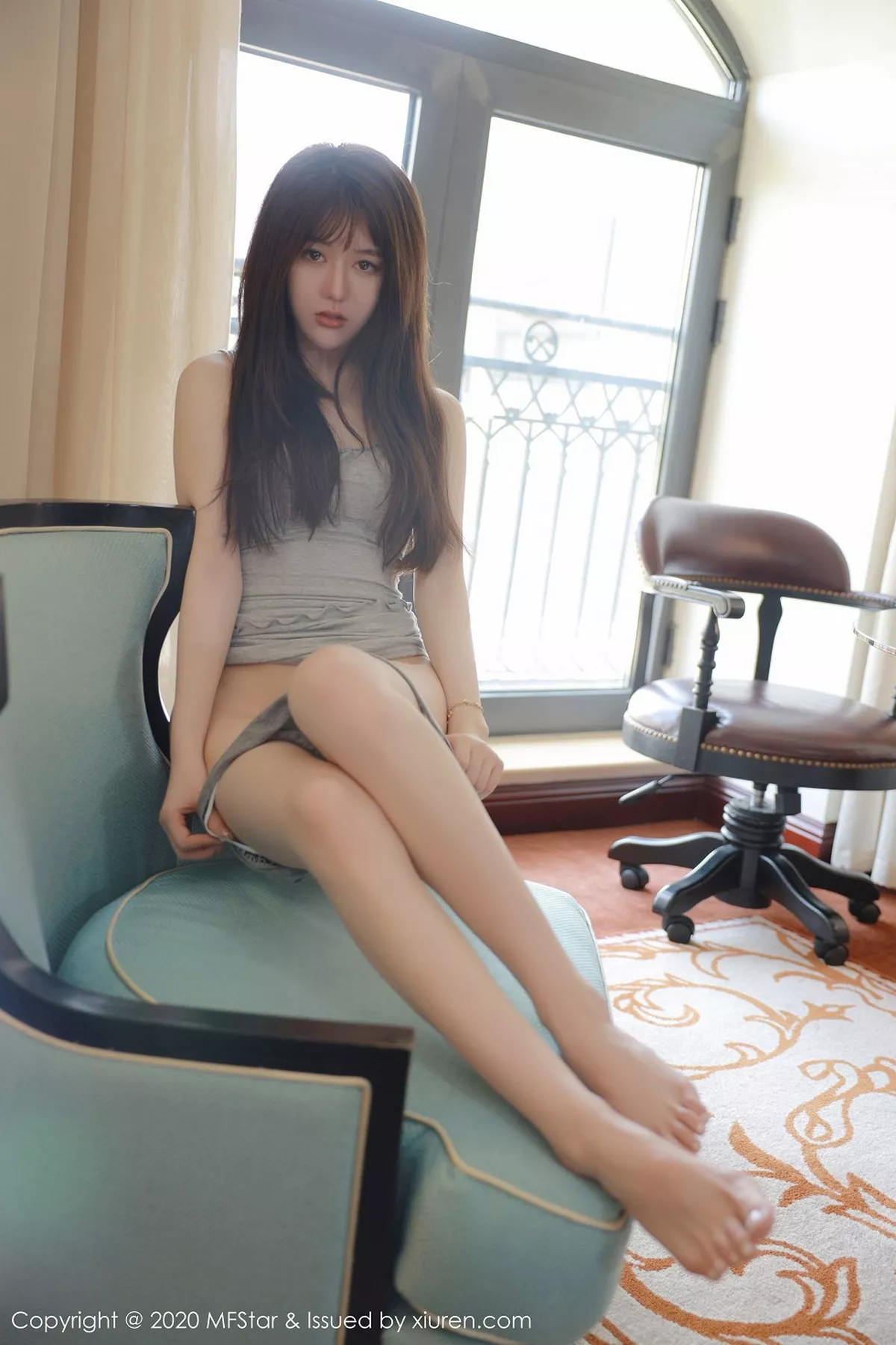 秀人集.com_[MFStar模范学院]Vol.331_嫩模薛琪琪sandy私房沙发上半脱性感内衣露翘臀诱惑写真49P