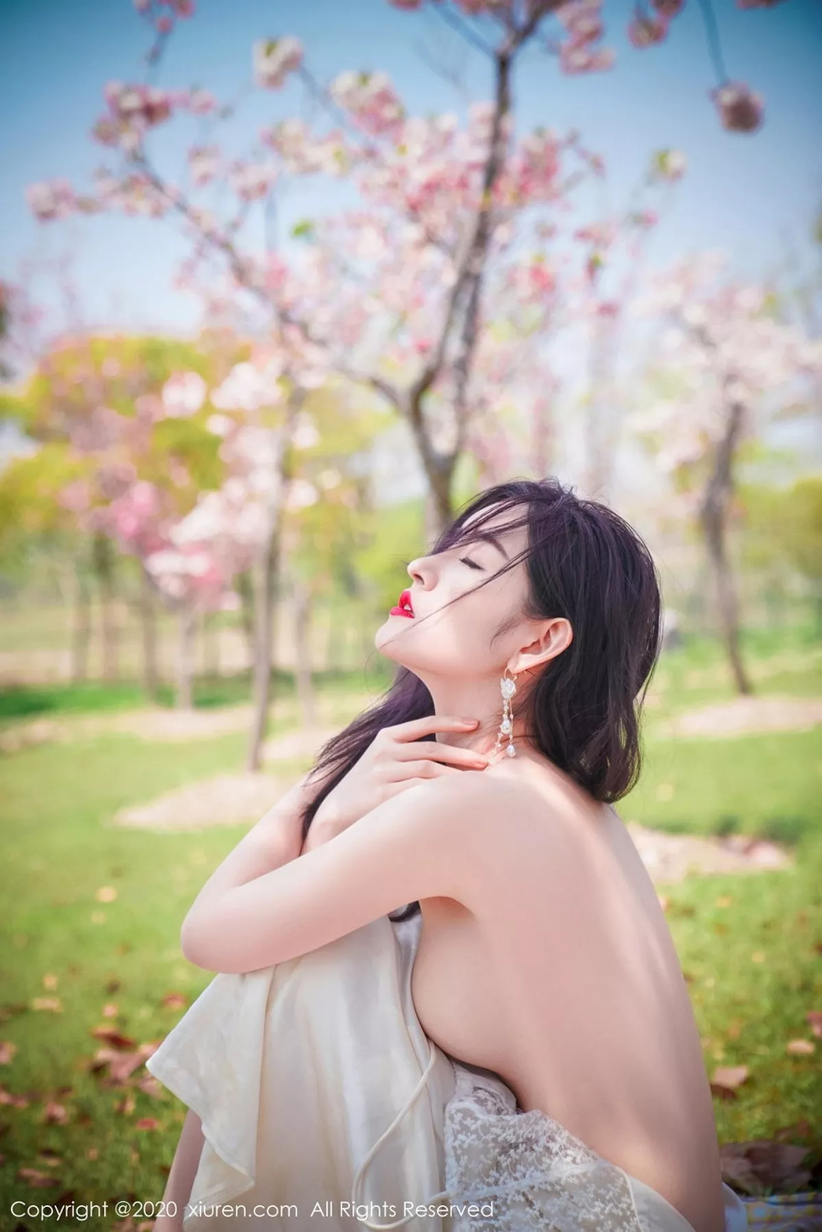 秀人集.com_[XiuRen秀人网]No.2297_嫩模沈梦瑶外景吊裙主题草地上半脱裙子真空露火辣身材诱惑写真55P