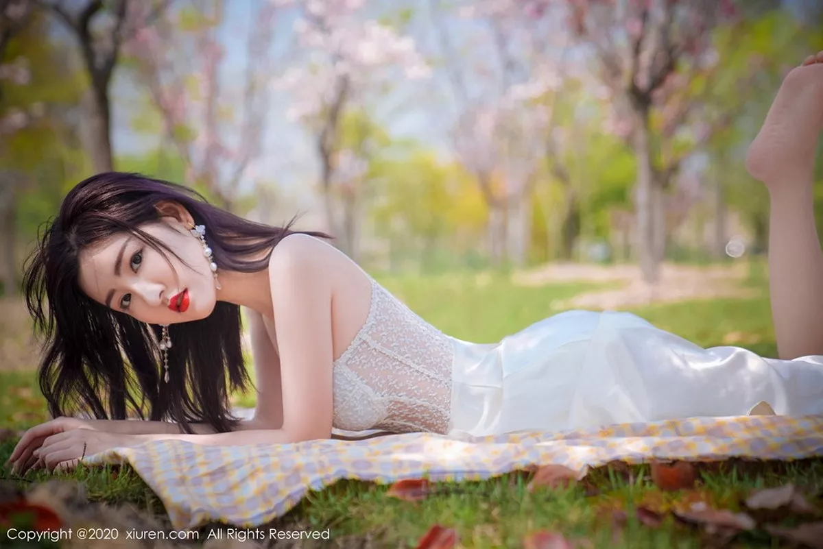 秀人集.com_[XiuRen秀人网]No.2297_嫩模沈梦瑶外景吊裙主题草地上半脱裙子真空露火辣身材诱惑写真55P