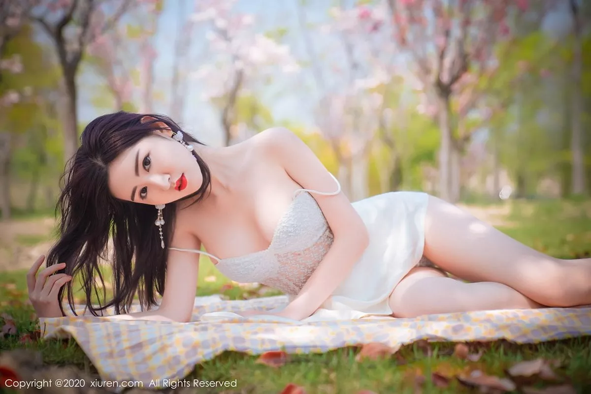 秀人集.com_[XiuRen秀人网]No.2297_嫩模沈梦瑶外景吊裙主题草地上半脱裙子真空露火辣身材诱惑写真55P