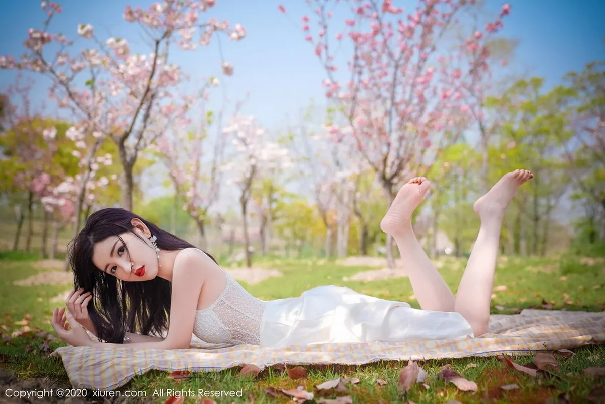 秀人集.com_[XiuRen秀人网]No.2297_嫩模沈梦瑶外景吊裙主题草地上半脱裙子真空露火辣身材诱惑写真55P