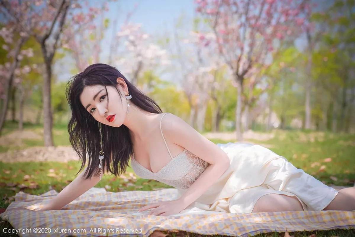 秀人集.com_[XiuRen秀人网]No.2297_嫩模沈梦瑶外景吊裙主题草地上半脱裙子真空露火辣身材诱惑写真55P