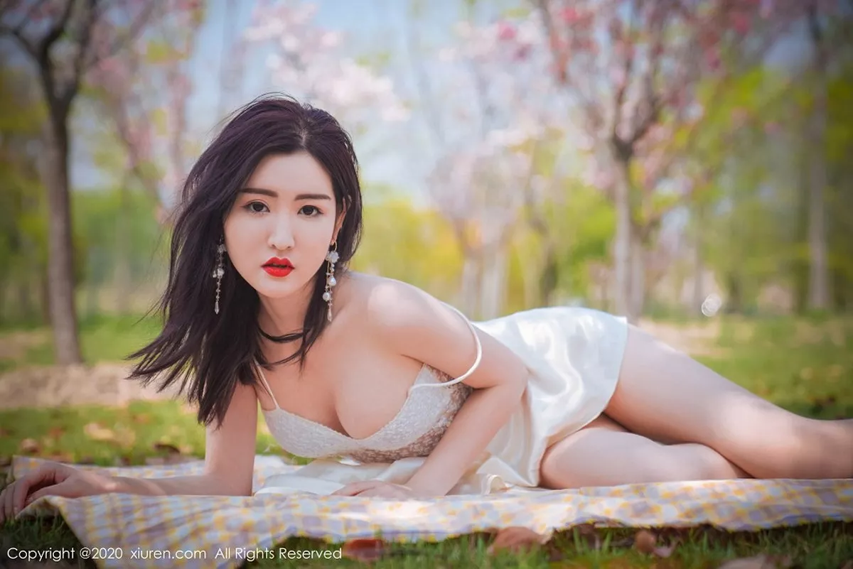 秀人集.com_[XiuRen秀人网]No.2297_嫩模沈梦瑶外景吊裙主题草地上半脱裙子真空露火辣身材诱惑写真55P