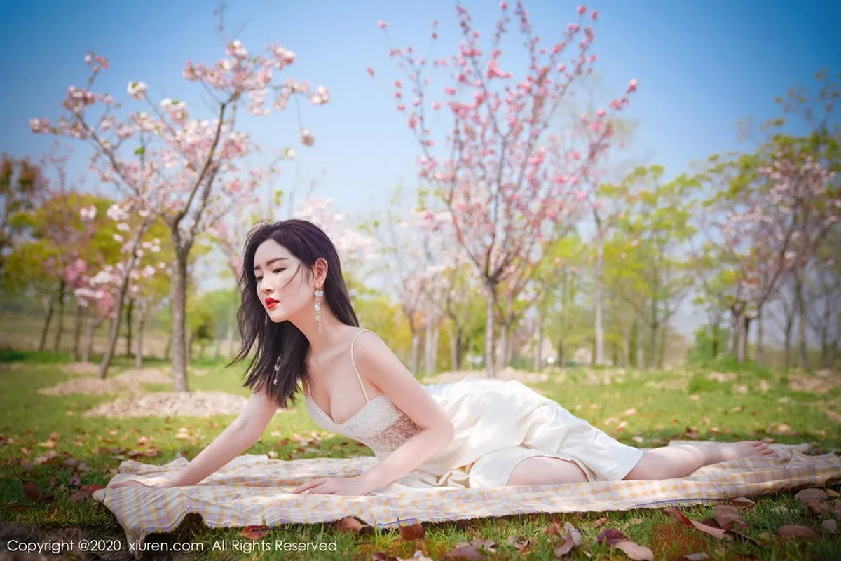 秀人集.com_[XiuRen秀人网]No.2297_嫩模沈梦瑶外景吊裙主题草地上半脱裙子真空露火辣身材诱惑写真55P